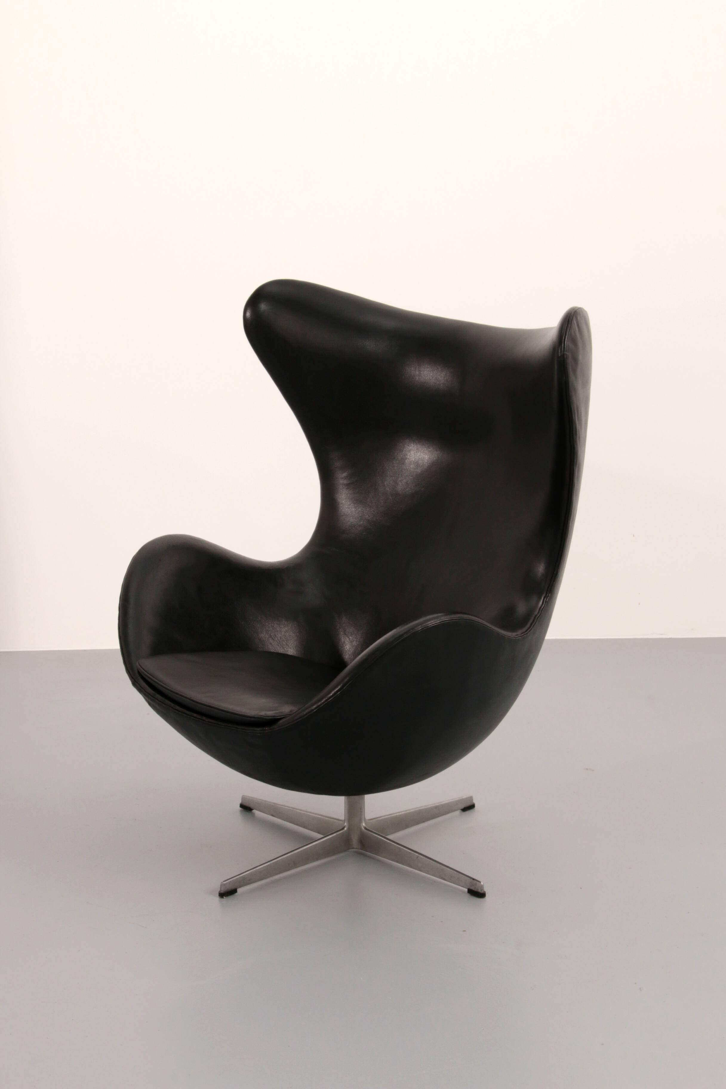 The Egg Chair – Arne Jacobsen, Denmark, 1960 – Black Leather by Fritz Hansen