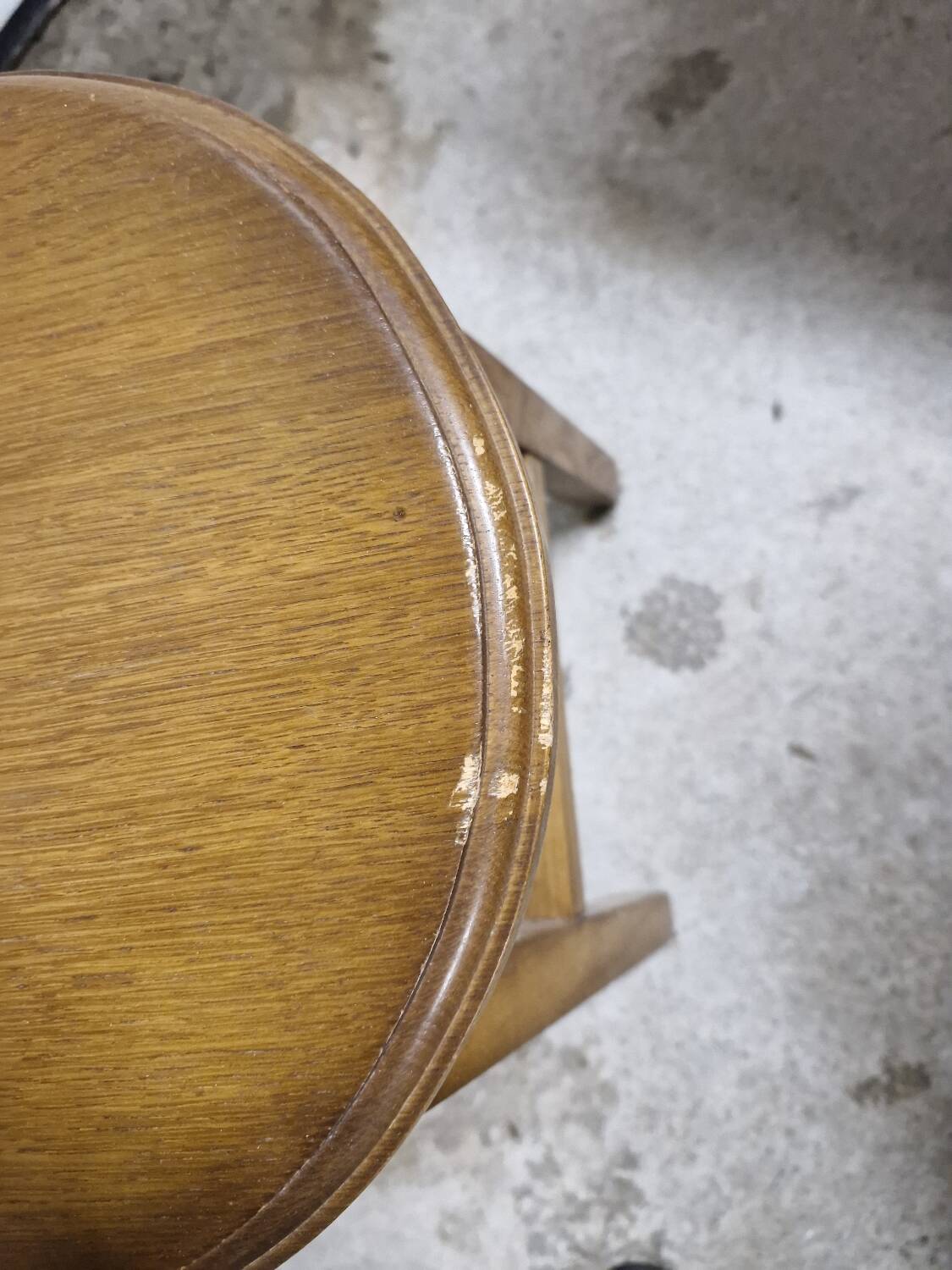 Paire de petites chaises brutalistes