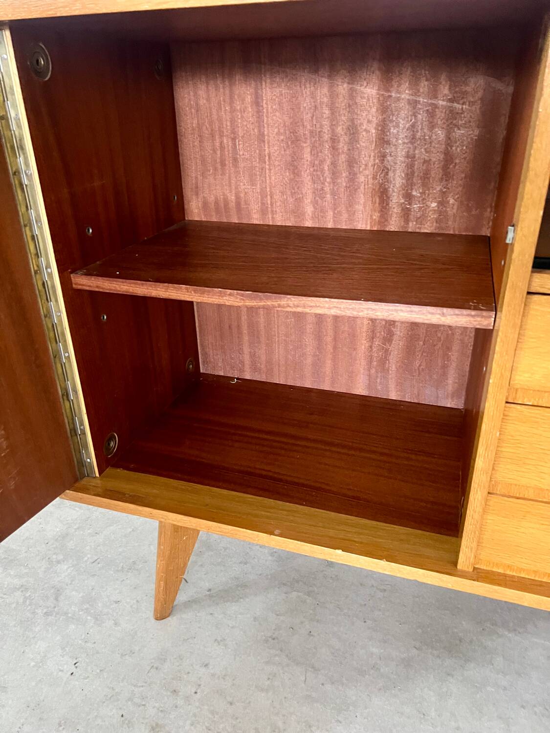 Ancien bahut enfilade en chêne clair pied compas design des années 50 vintage