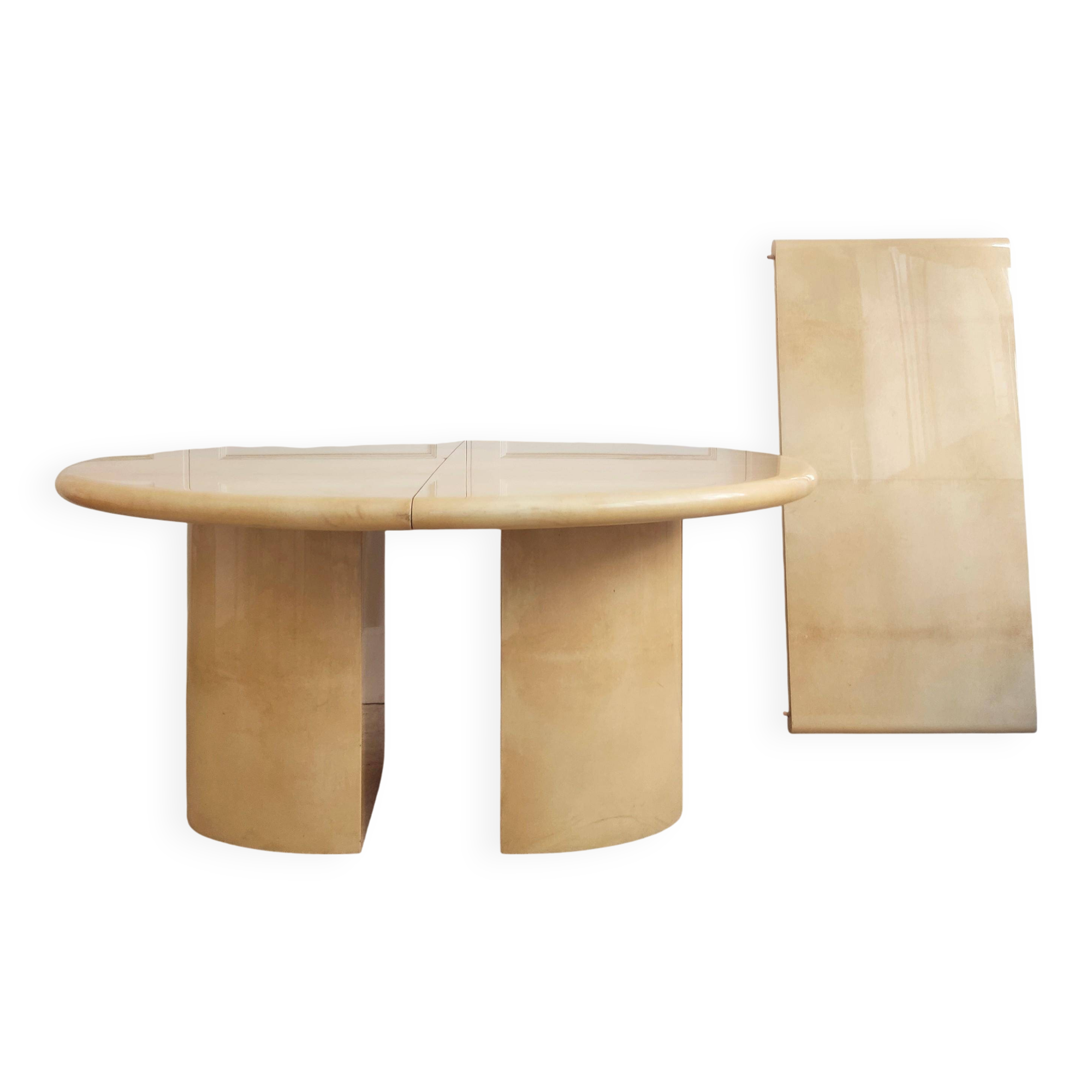 Table à manger en peau vernis