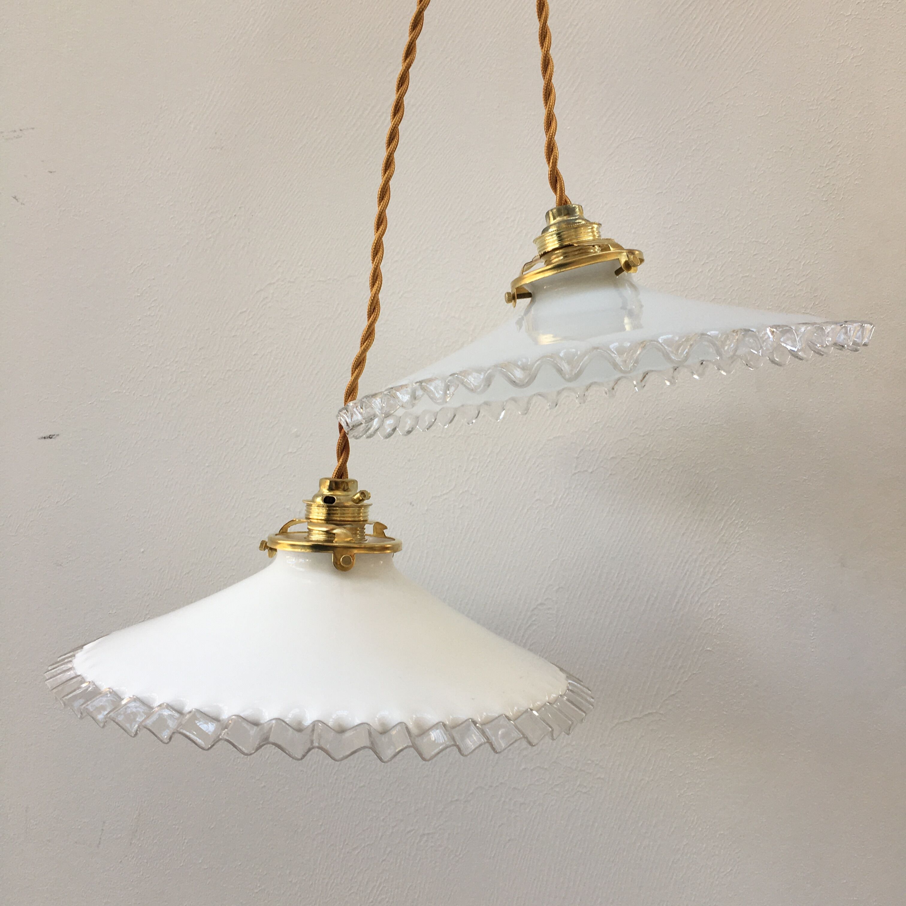 Paire de suspensions en opaline blanche et bords dentelés transparents
