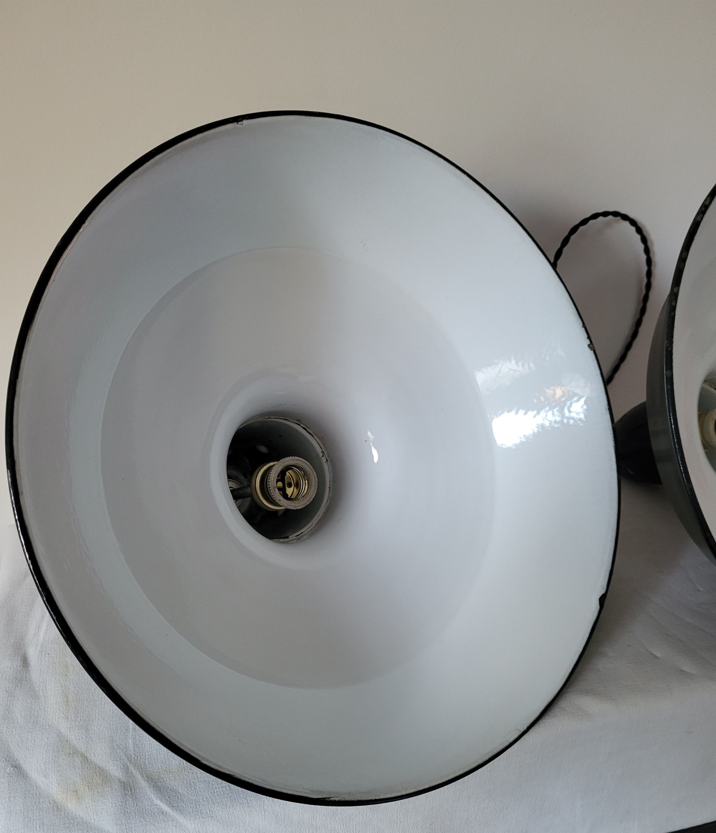 Duo de suspensions émaillées
