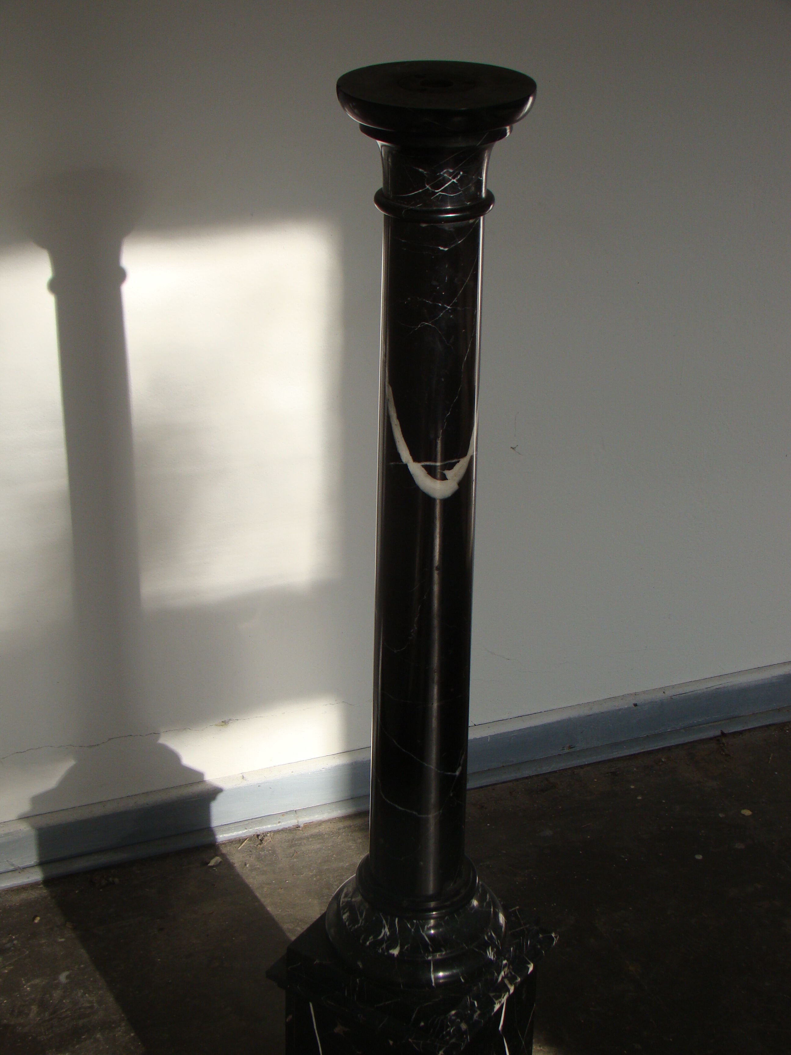 Pilier ou colonne en marbre noir