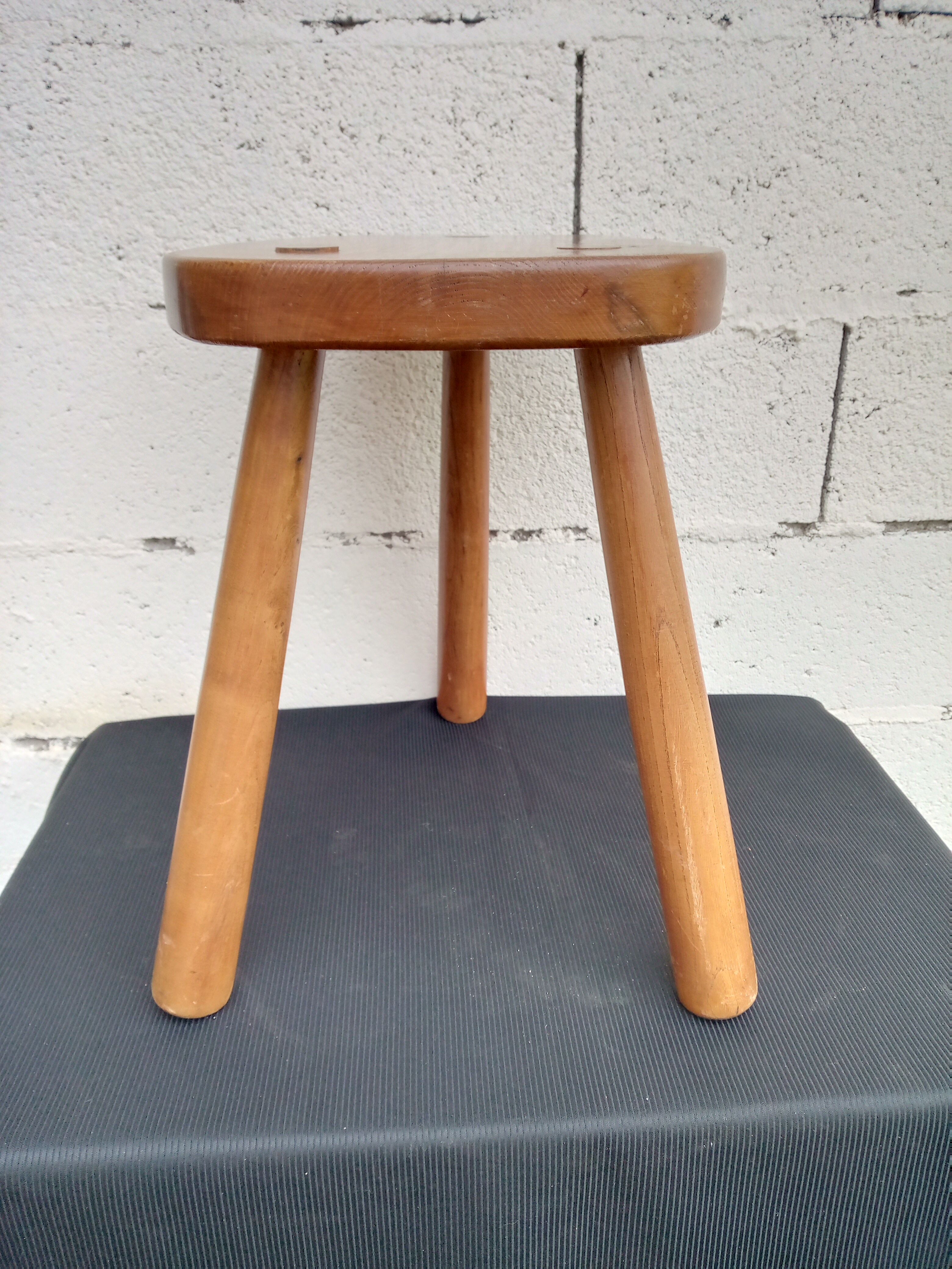 Tabouret de traite tripode brutaliste en frêne