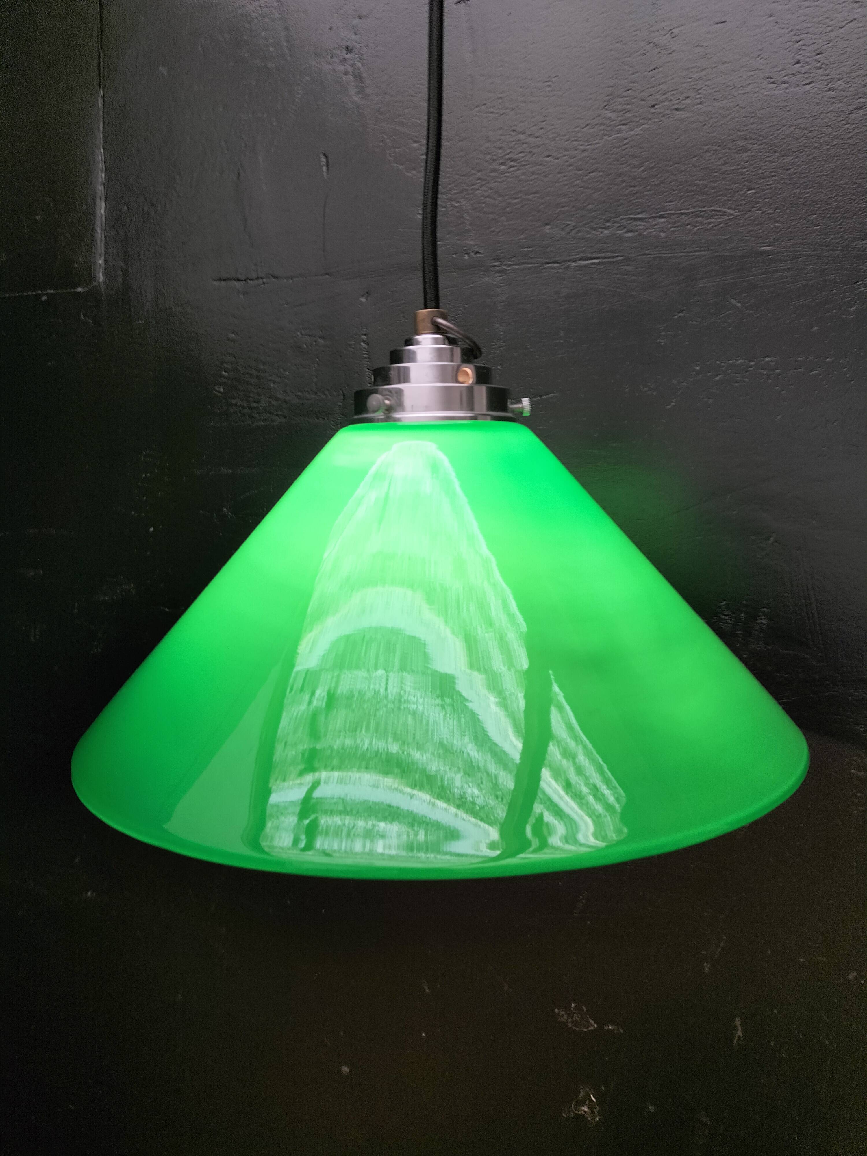Green opaline cone suspension