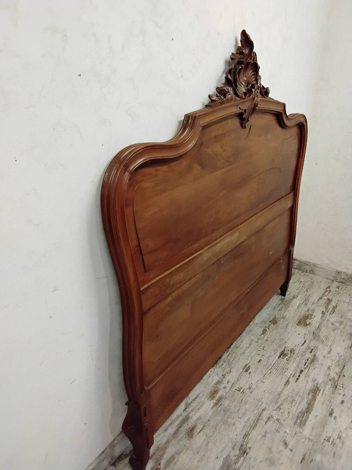 Headboard made of carved wood