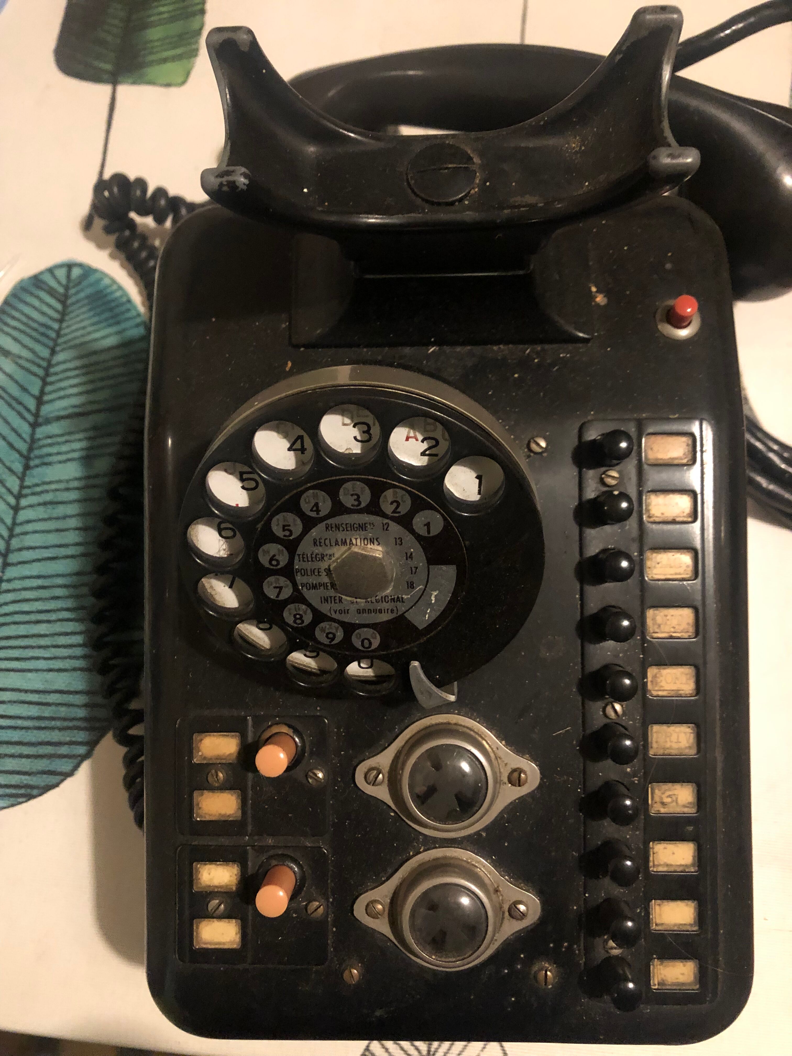 Téléphone ancien standard noir bakélite début XXe