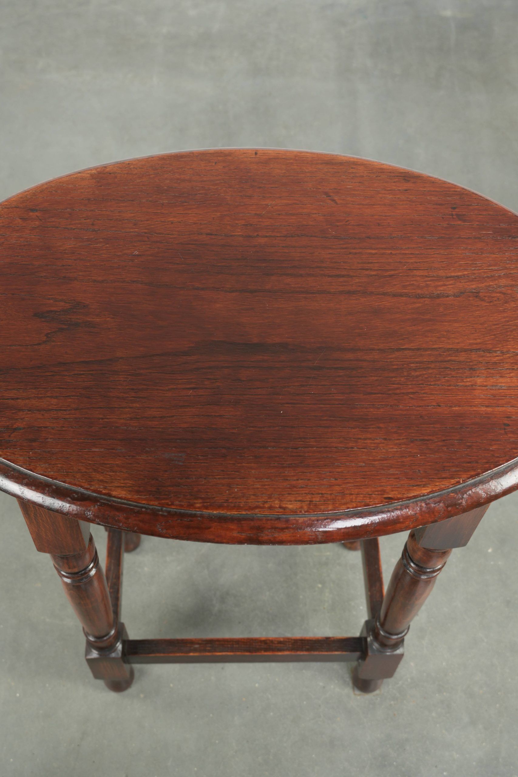 Table d'appoint ovale en chêne anglais antique du début du 20e siècle