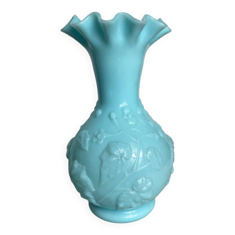 Vase en opaline bleue
