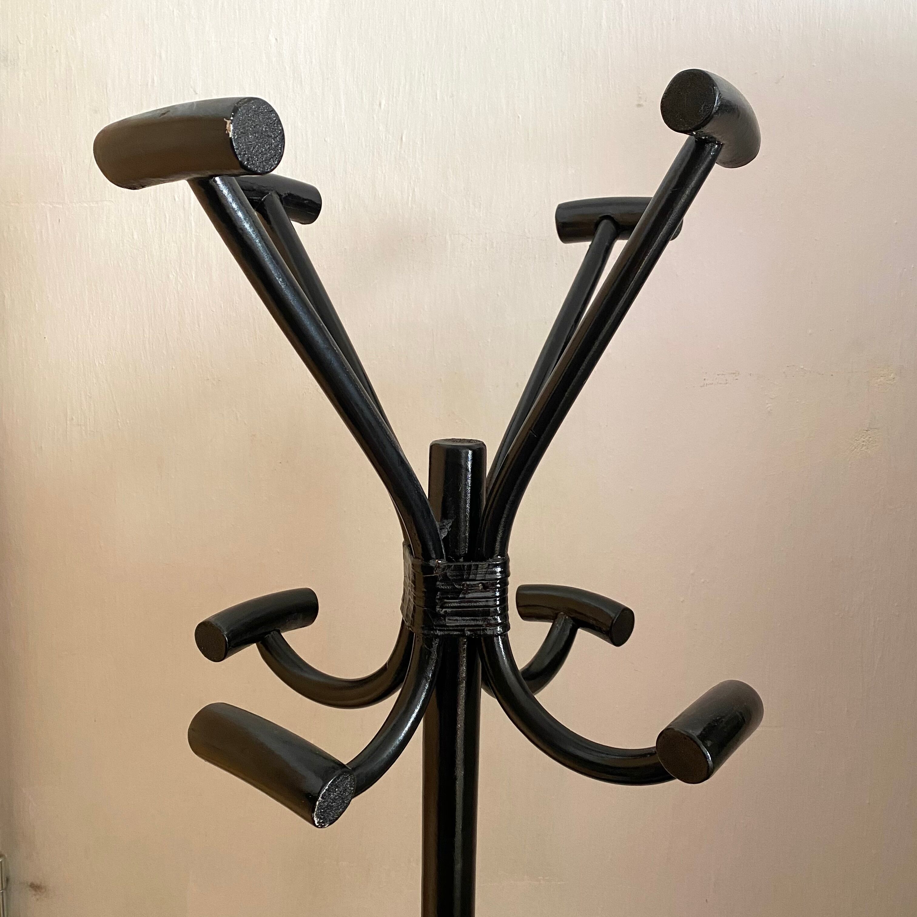 Black rattan parrot coat rack