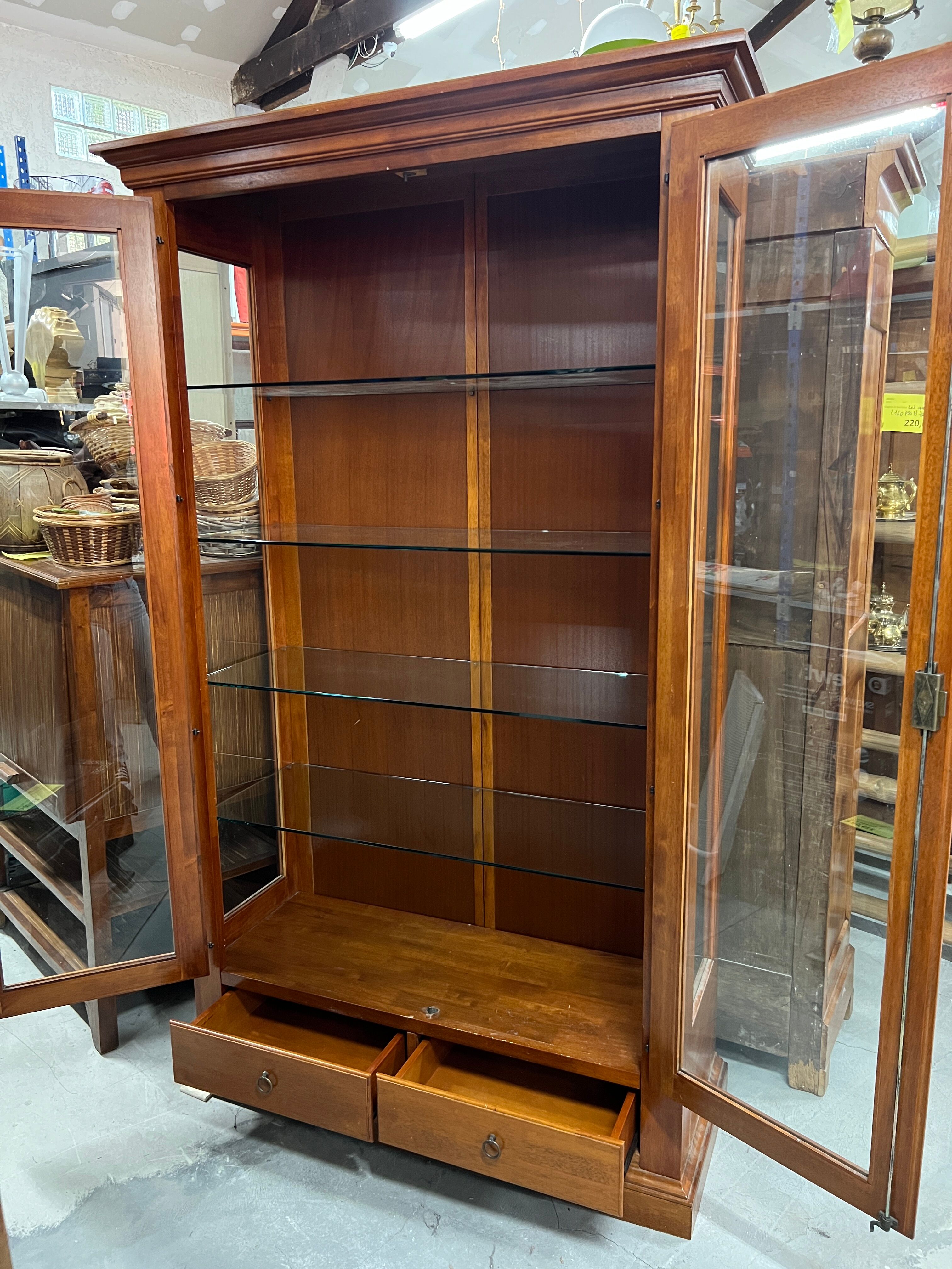 Vitrine en merisier 2 portes / 2 tiroirs