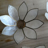 Lustre laiton et fleurs en pétales de nacre