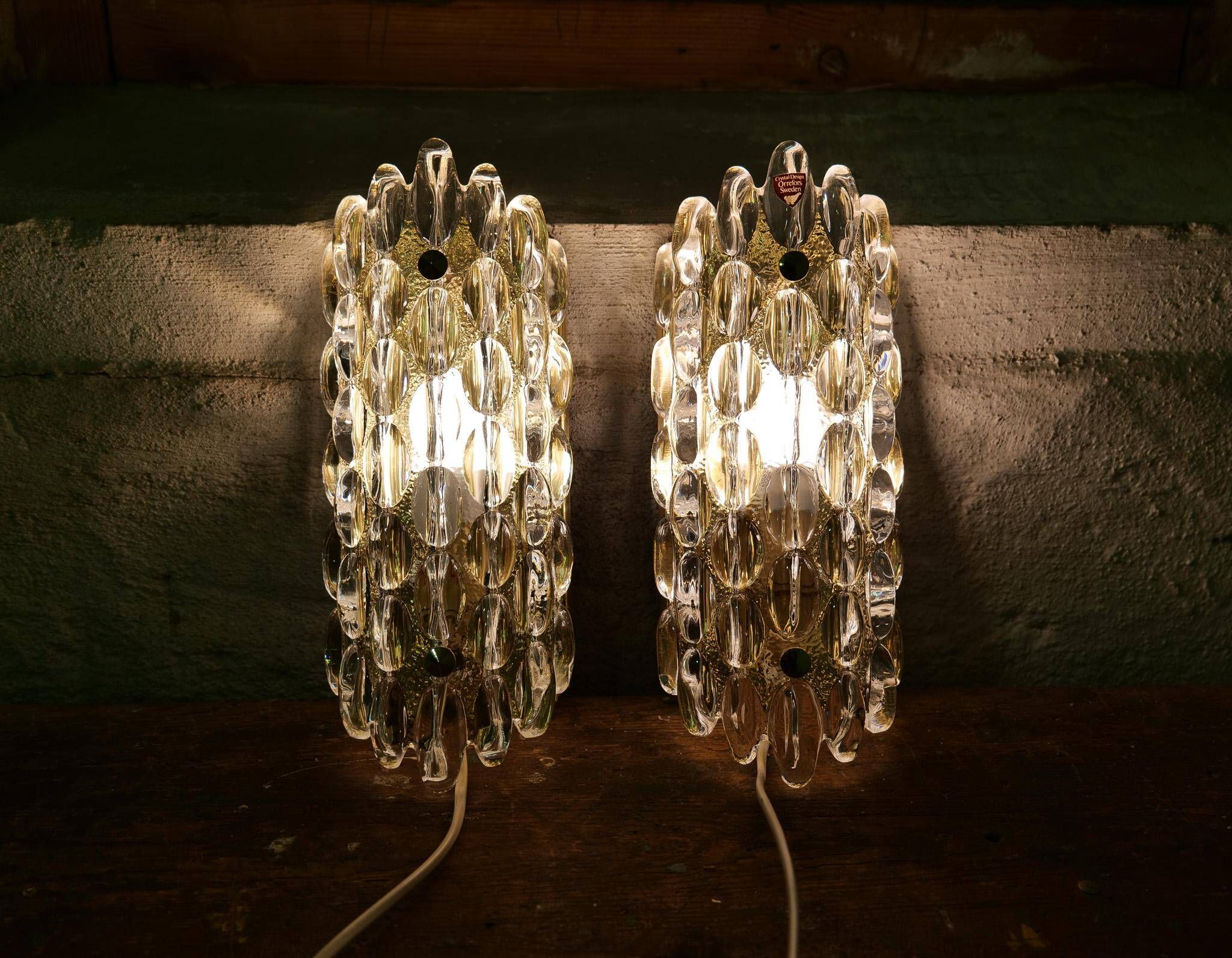 Modern mid-century crystal wall sconces in the shape of a drop by Orrefors by Carl Fagerlund.
