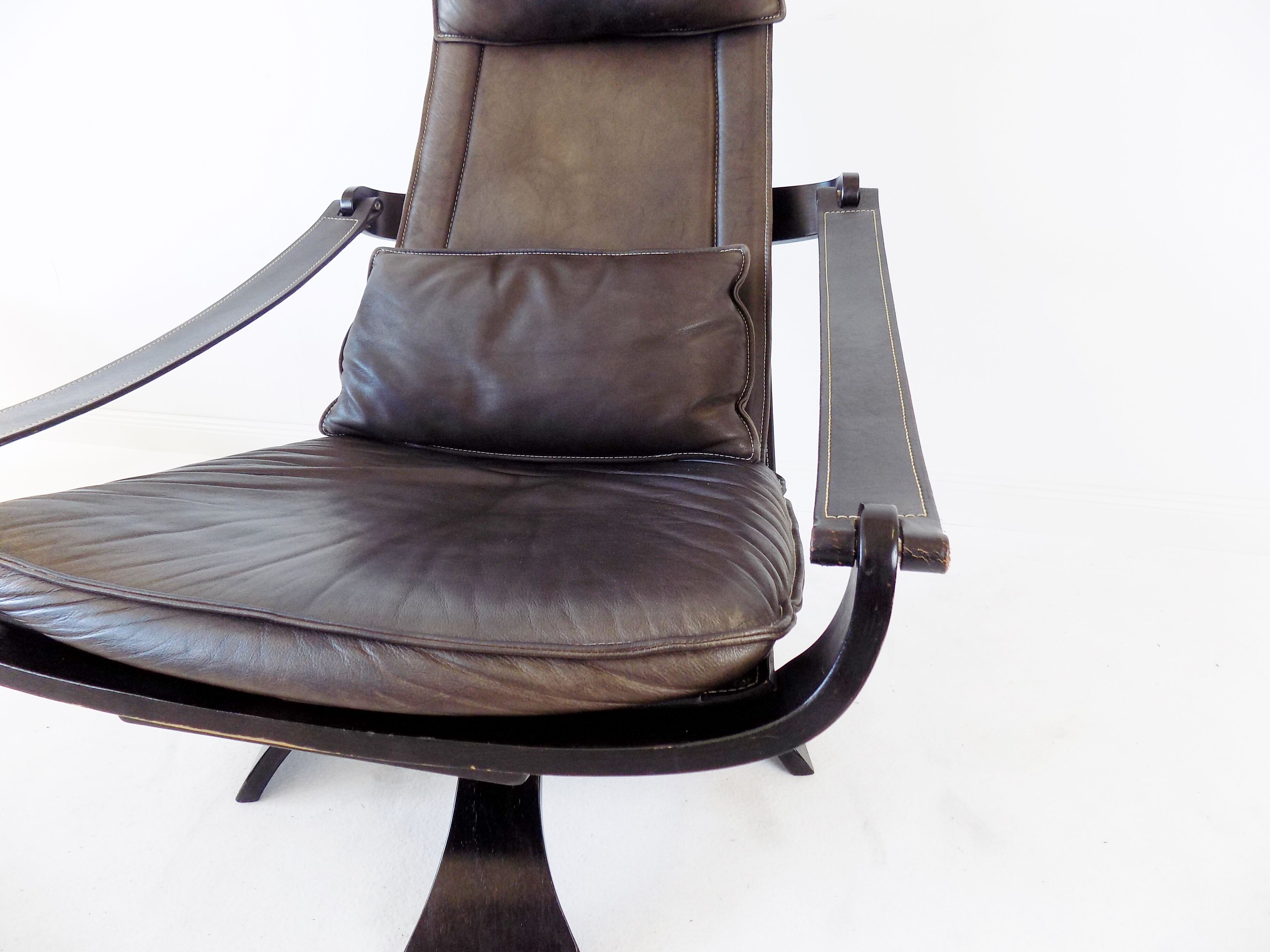 Nelo leather lounge chair by Ake Fribytter