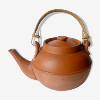 Teapot in terracotta and wicker