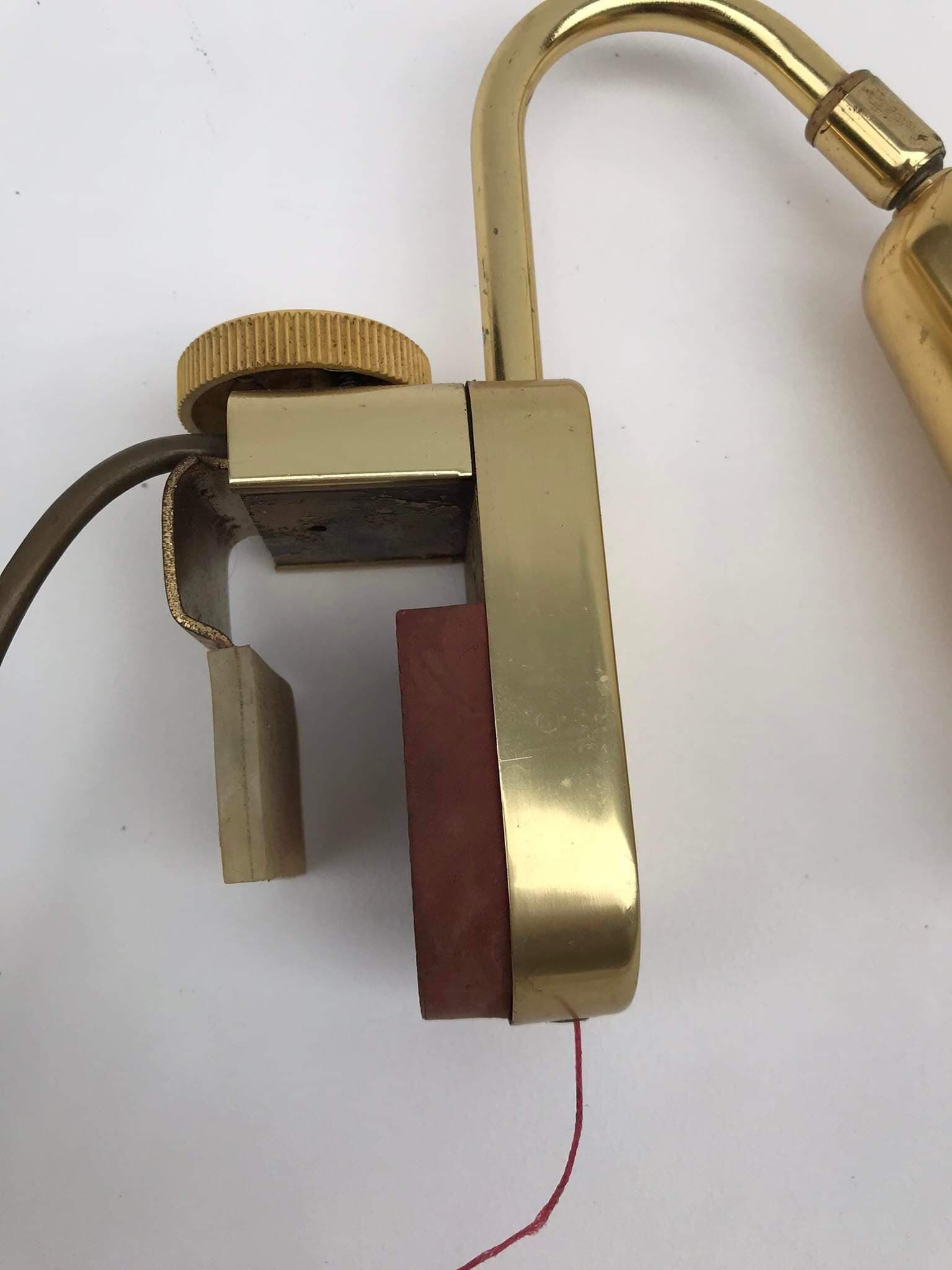 Paire de lampes de chevet dorées, attachées au lit, années 1970, Erco