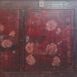 Buffet chinois ancien en bois laqué rouge peint de motifs floraux