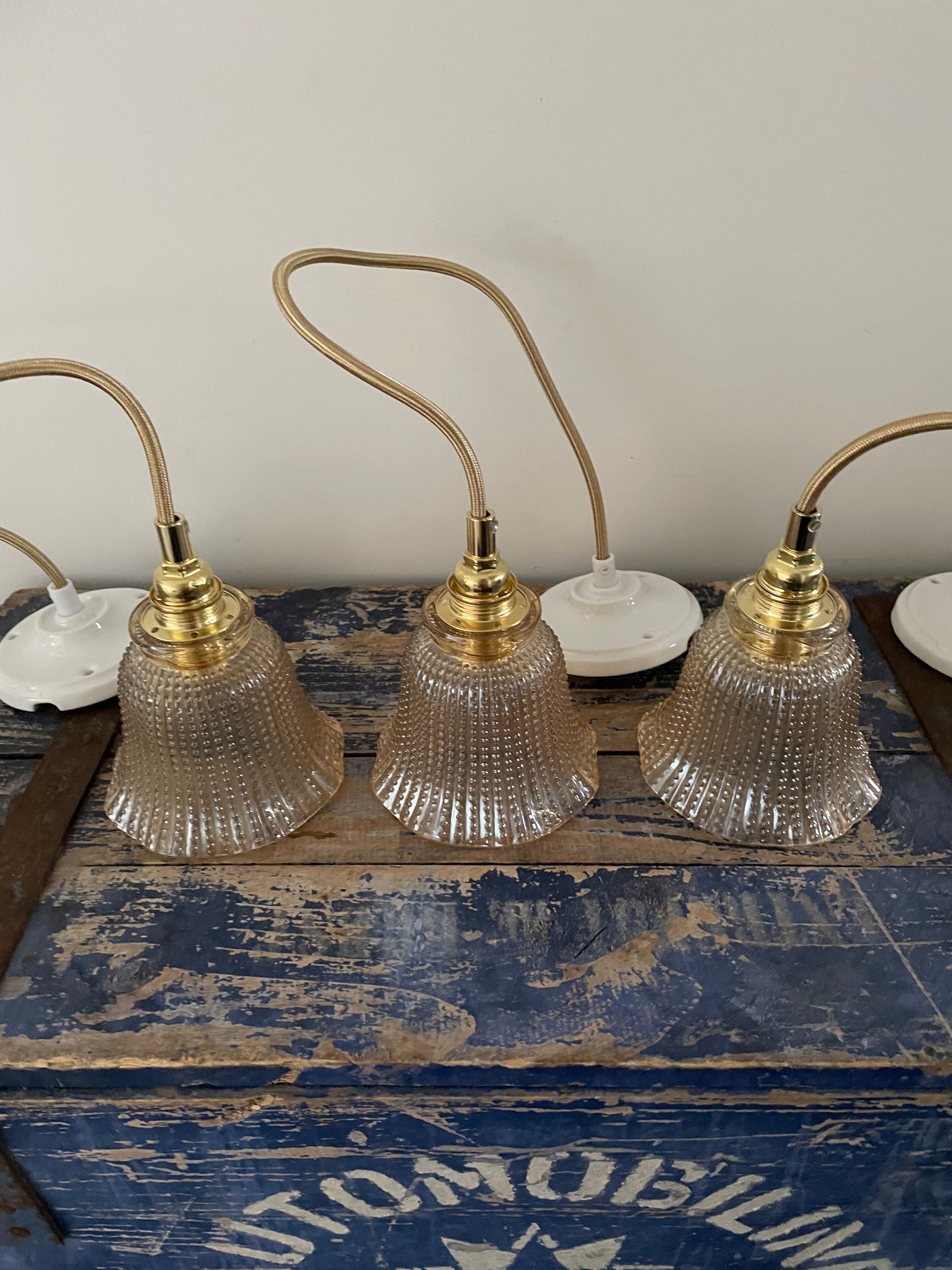Lot de trois suspensions en verre doré électrifiées à neuf
