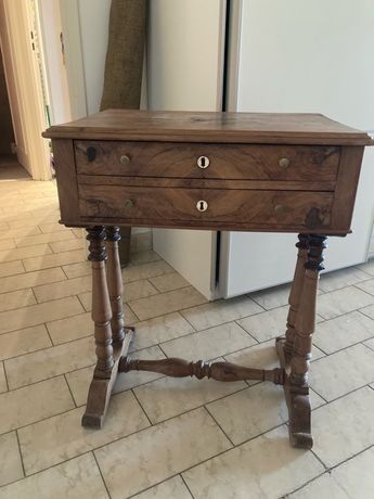 Small table with two drawers.