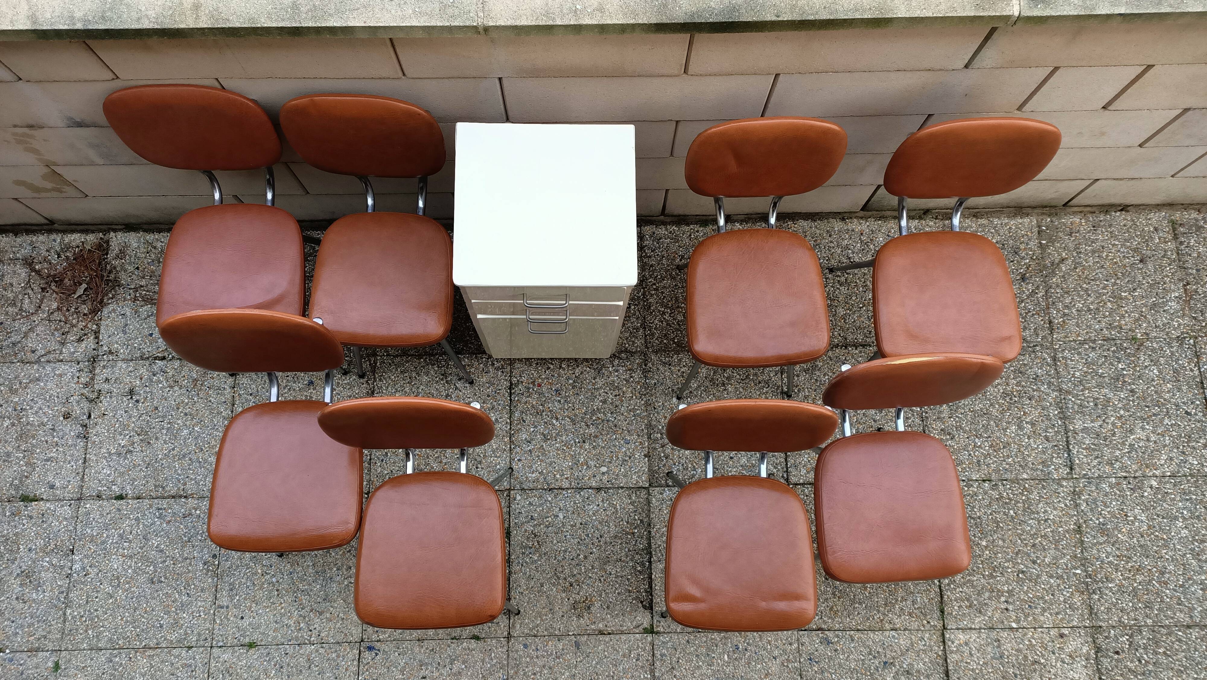 8 vintage chairs in skaï