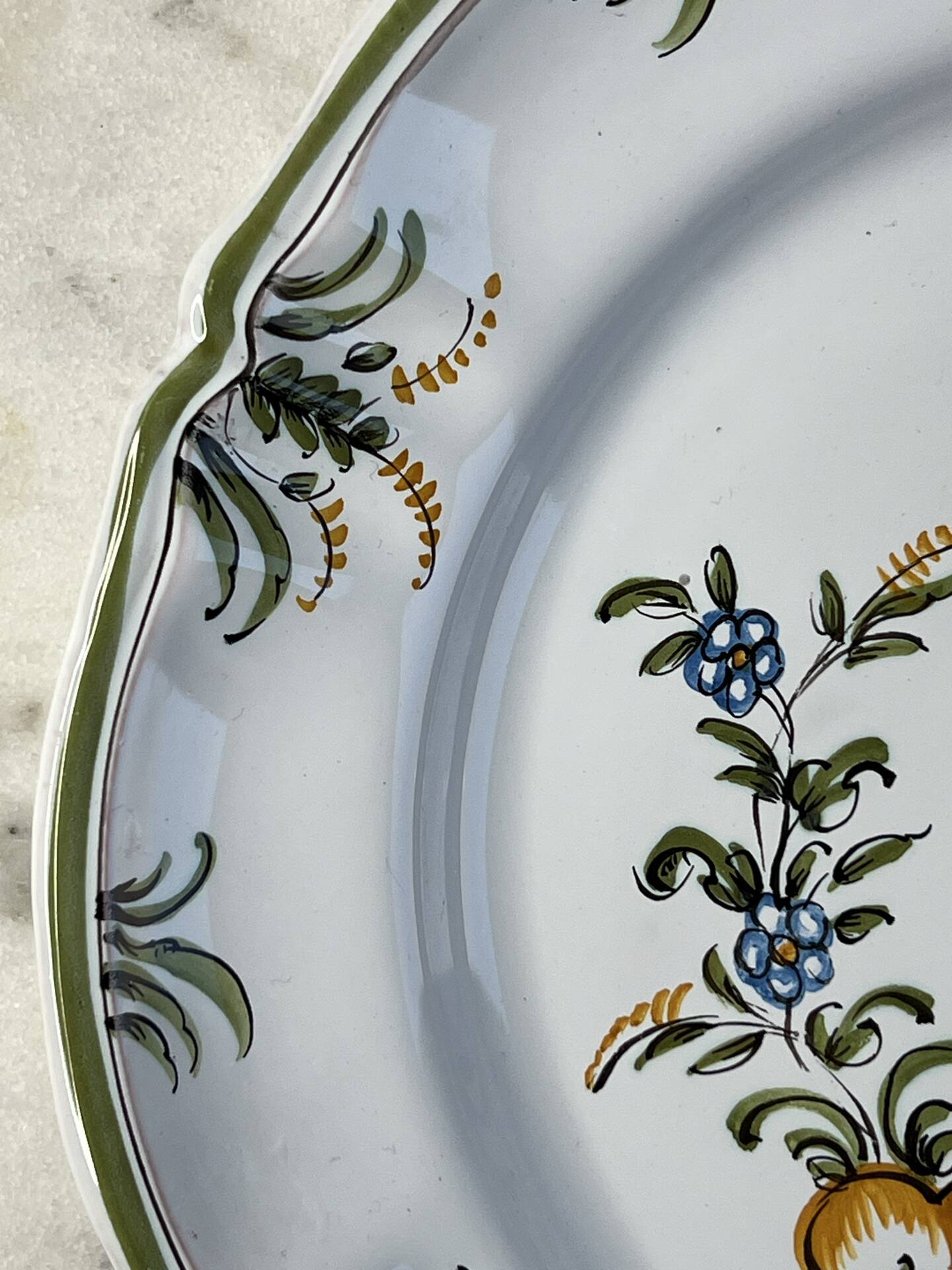Assiette en faïence de Moustiers décor oiseau et fleurs 25cm