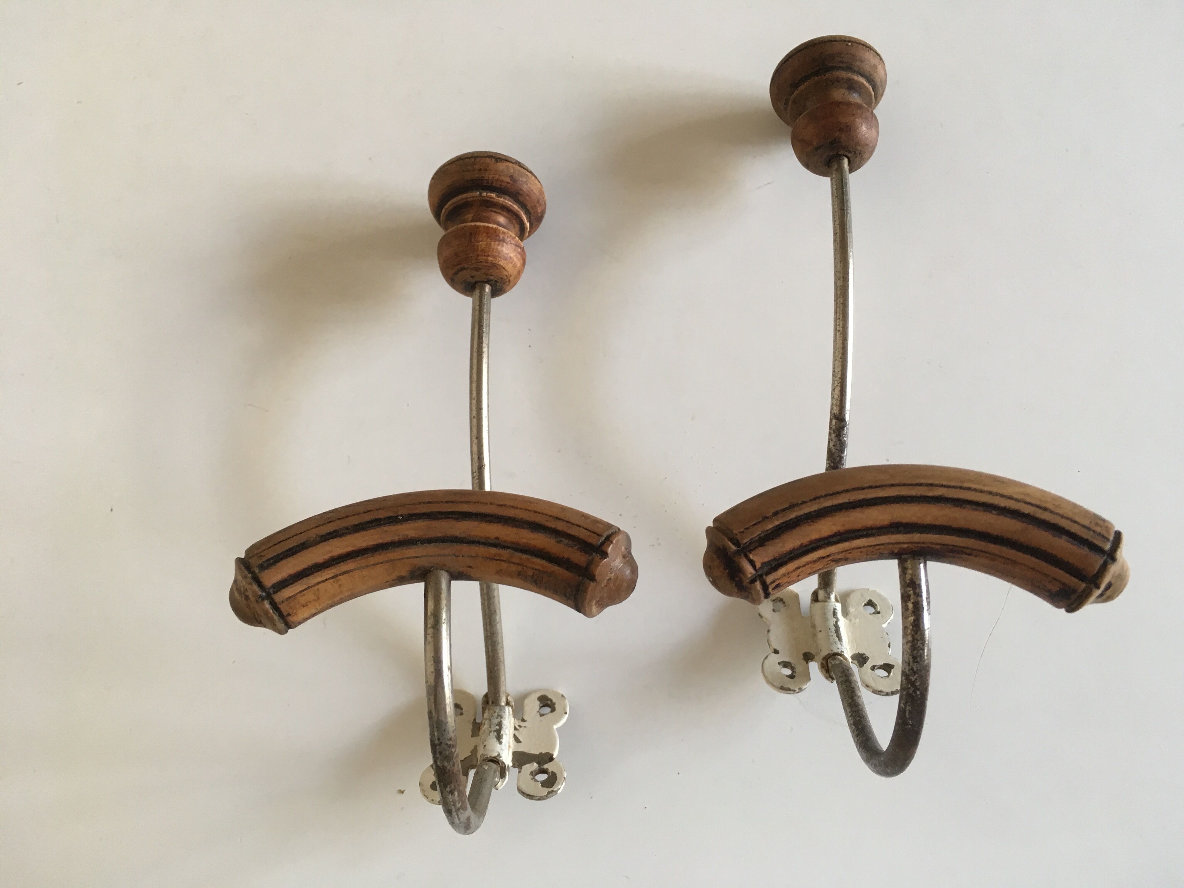Paire de patères papillon en bois tourné 1920