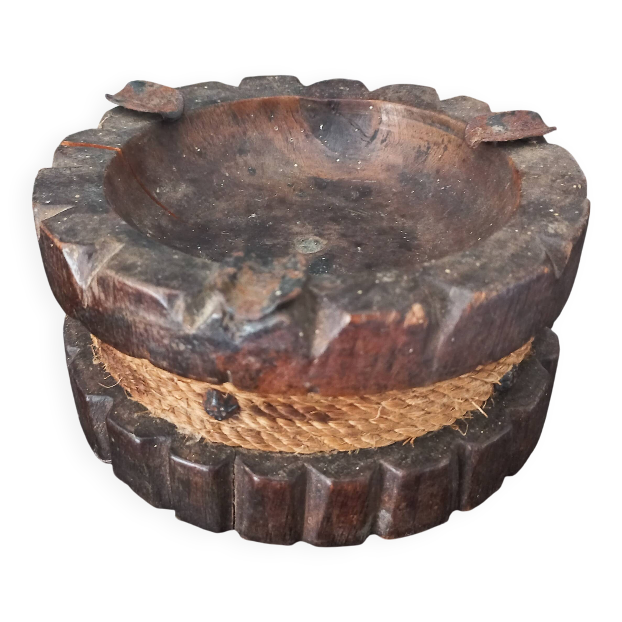 Cendrier rustique ancien en bois sculpté