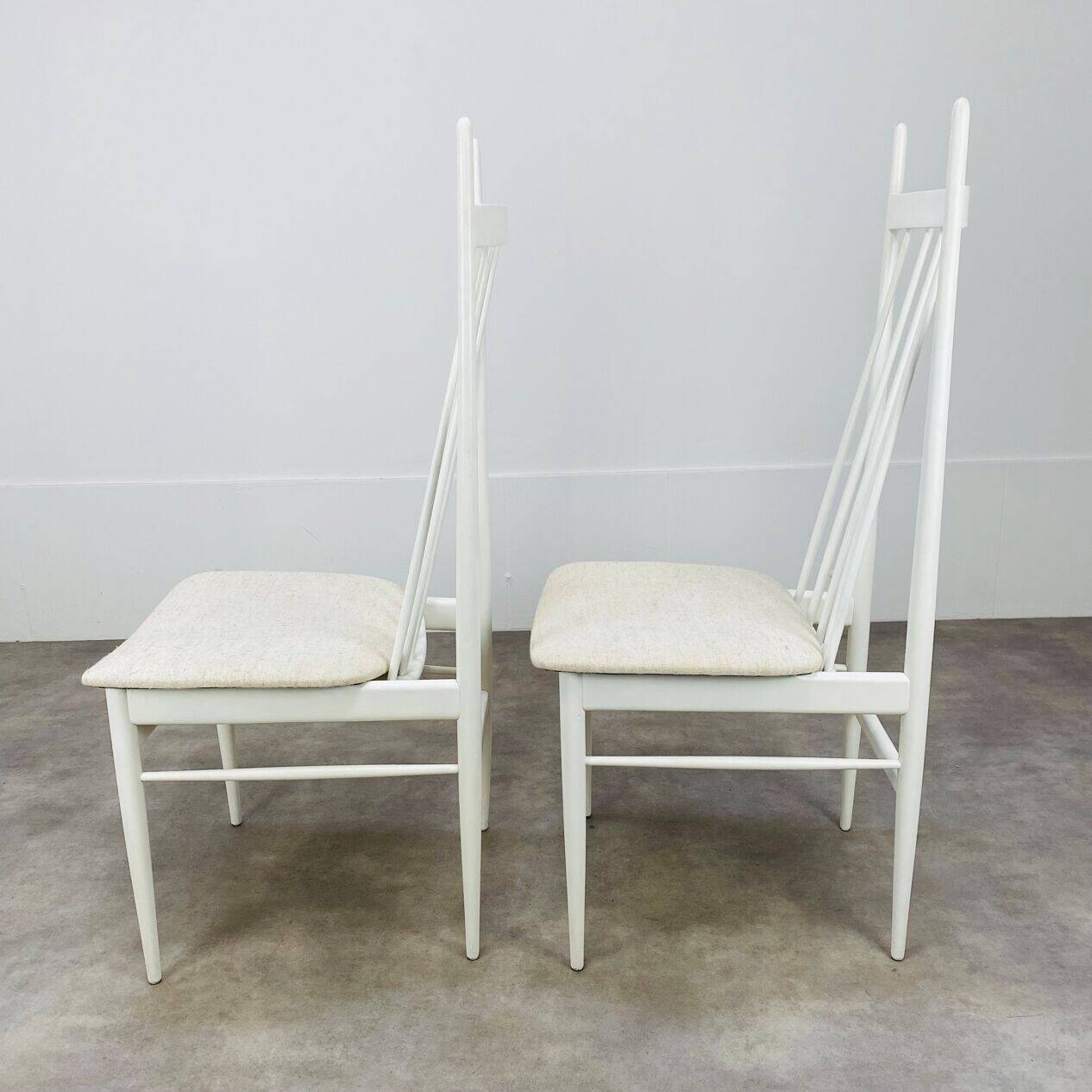 2 Scandinavian slatted chairs, white, from the 1960s.