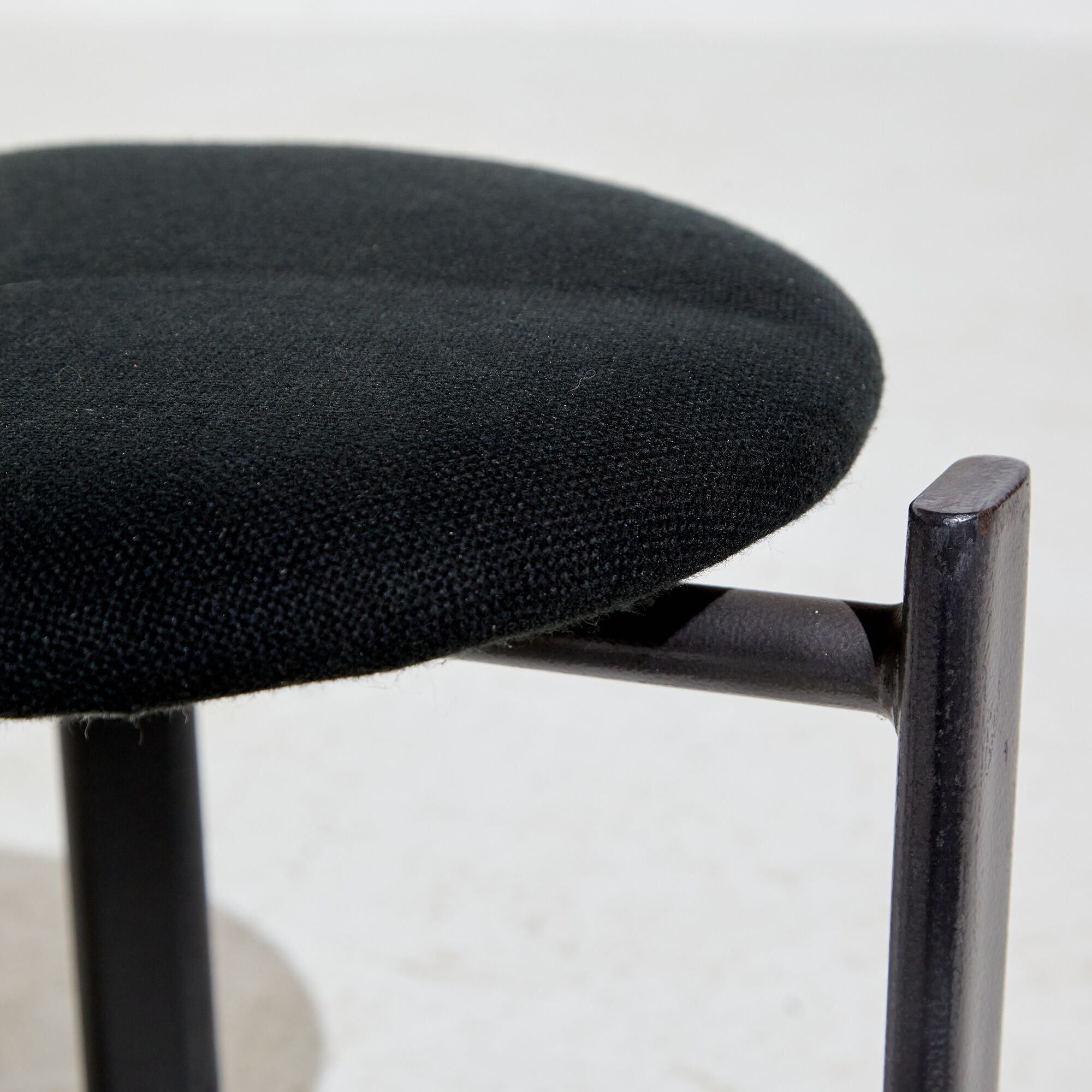 Chaise à cadre métallique de style postmoderne