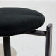 Chaise à cadre métallique de style postmoderne