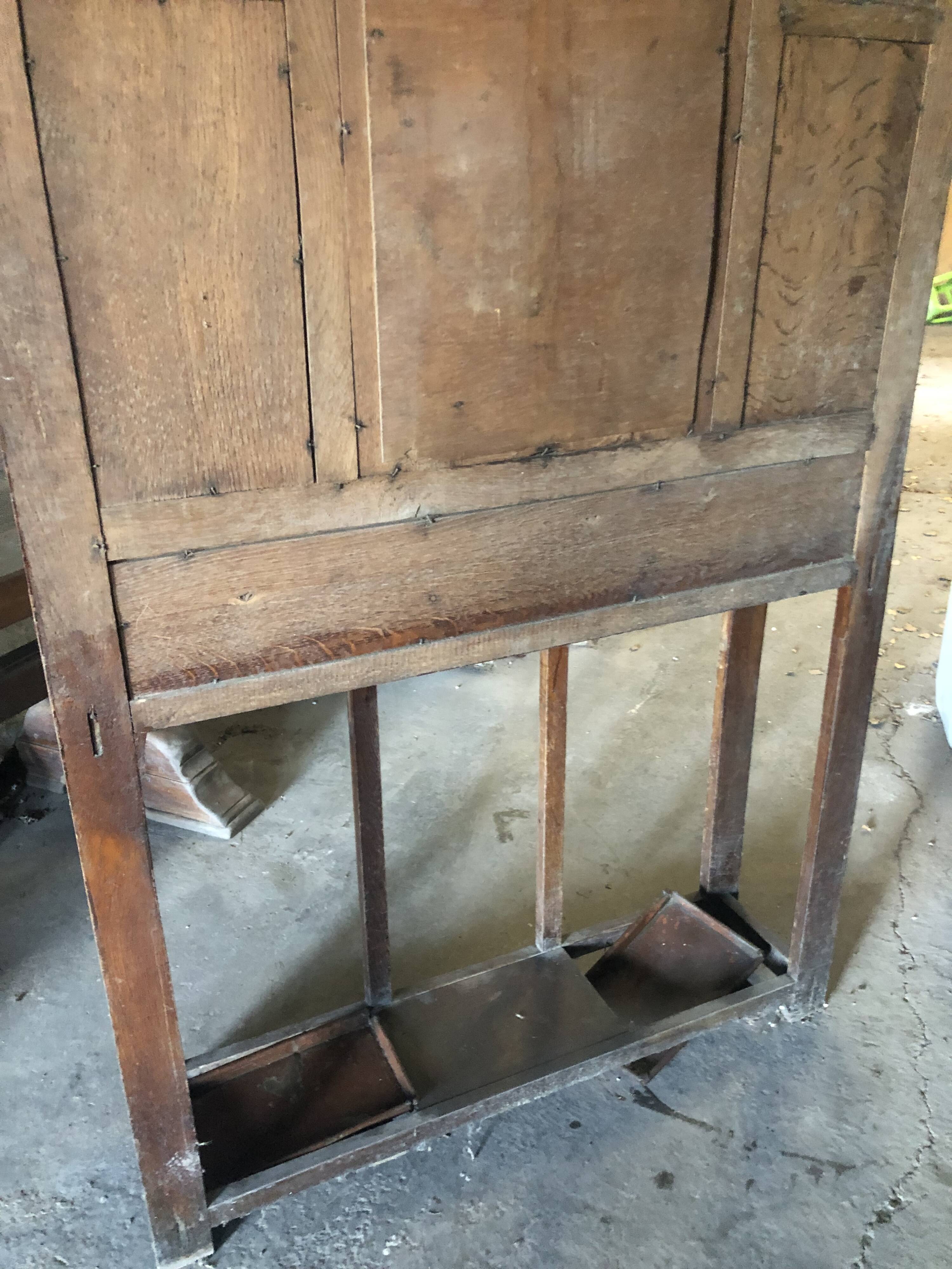 Very decorative coat rack with bevelled mirror.