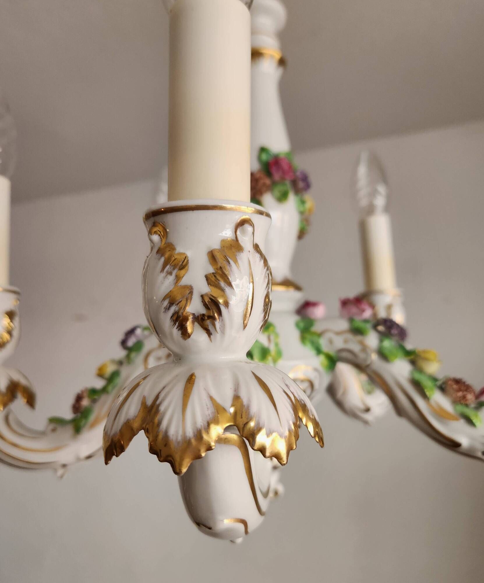 Handgeformt vergoldet vintage Porzellan Kronleuchter Capodimonte 1960er
