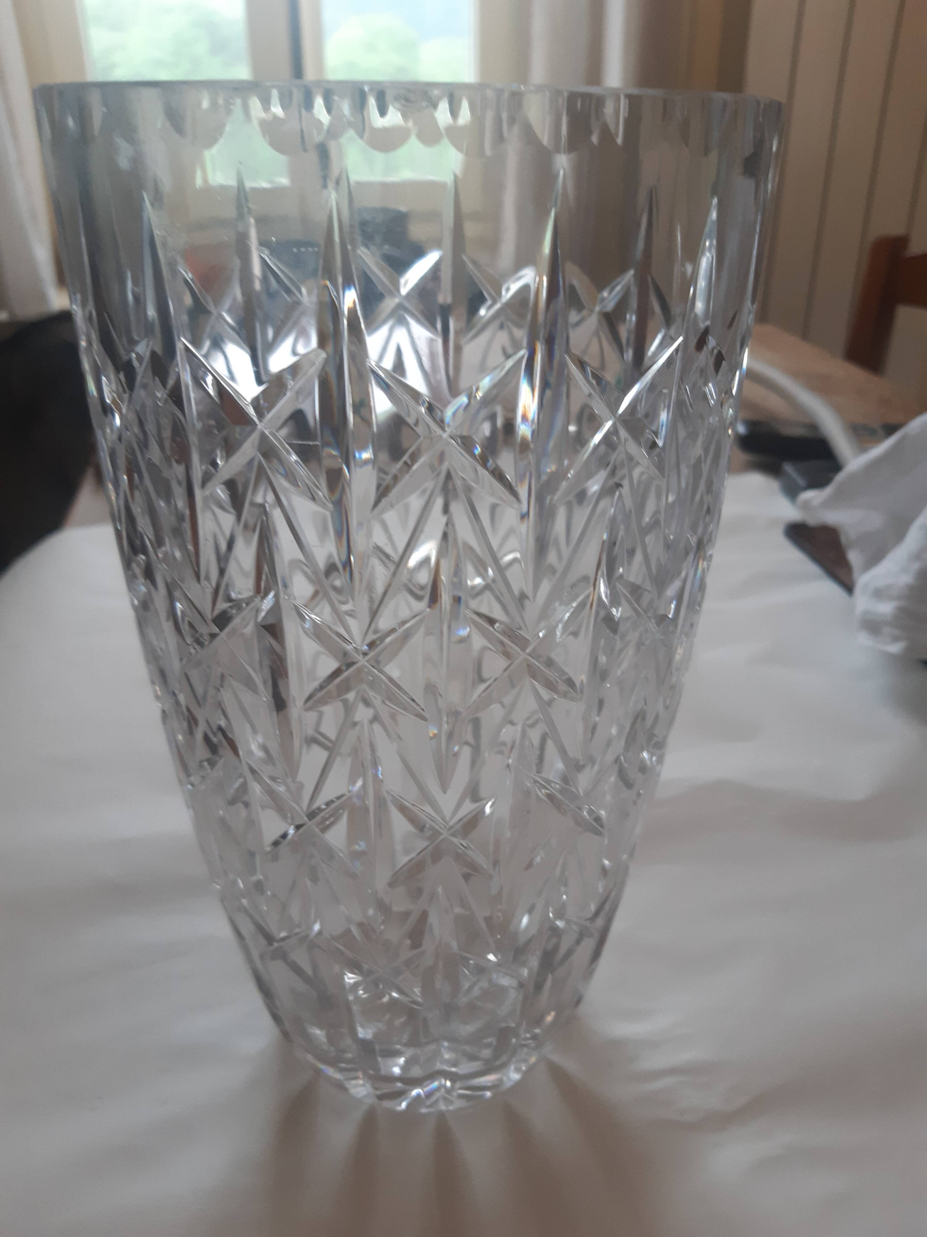 Grand vase en cristal ciselé