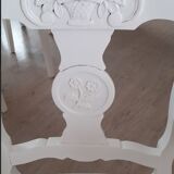 Joli fauteuil ancien restauré en bois peint blanc avec assise couleur ivoire