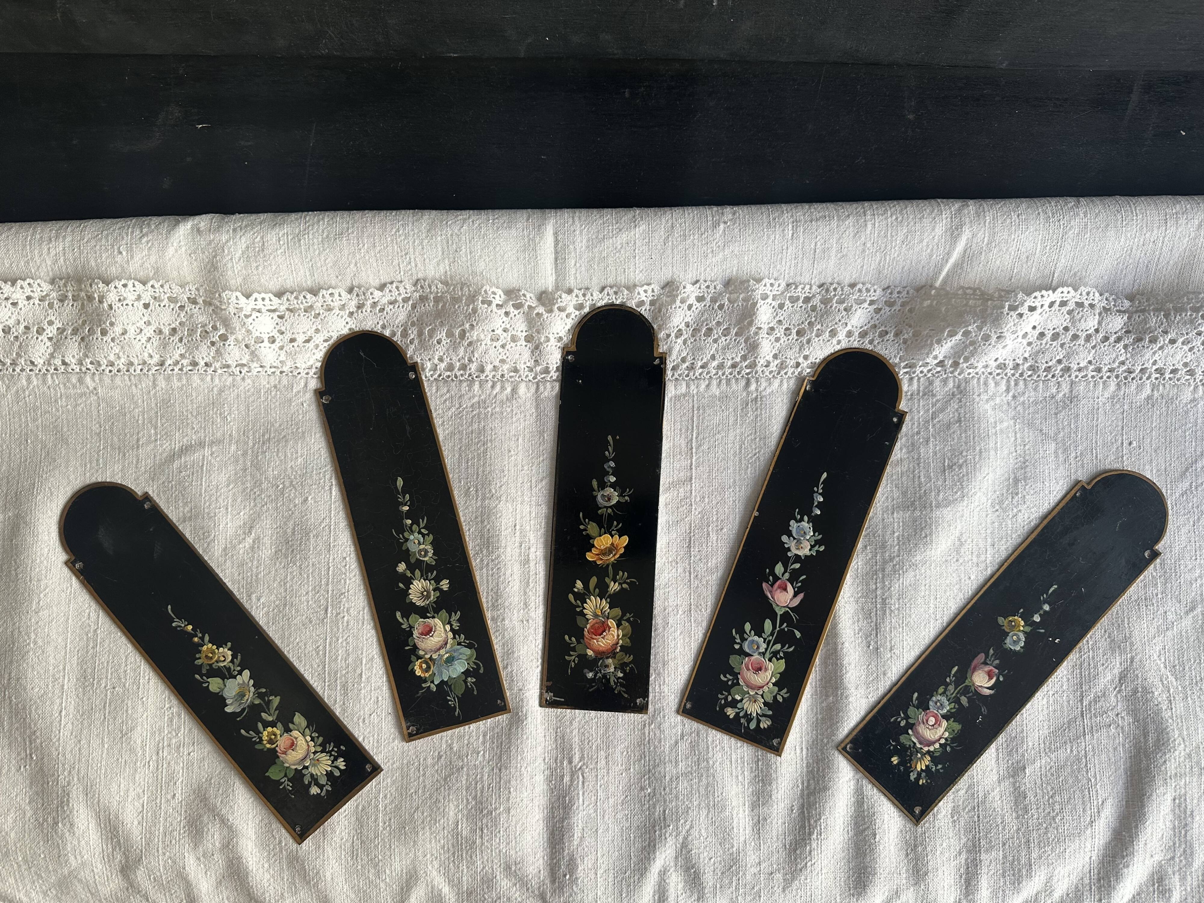 Plaques de propreté Napoléon III en tôle peinte, décor floral