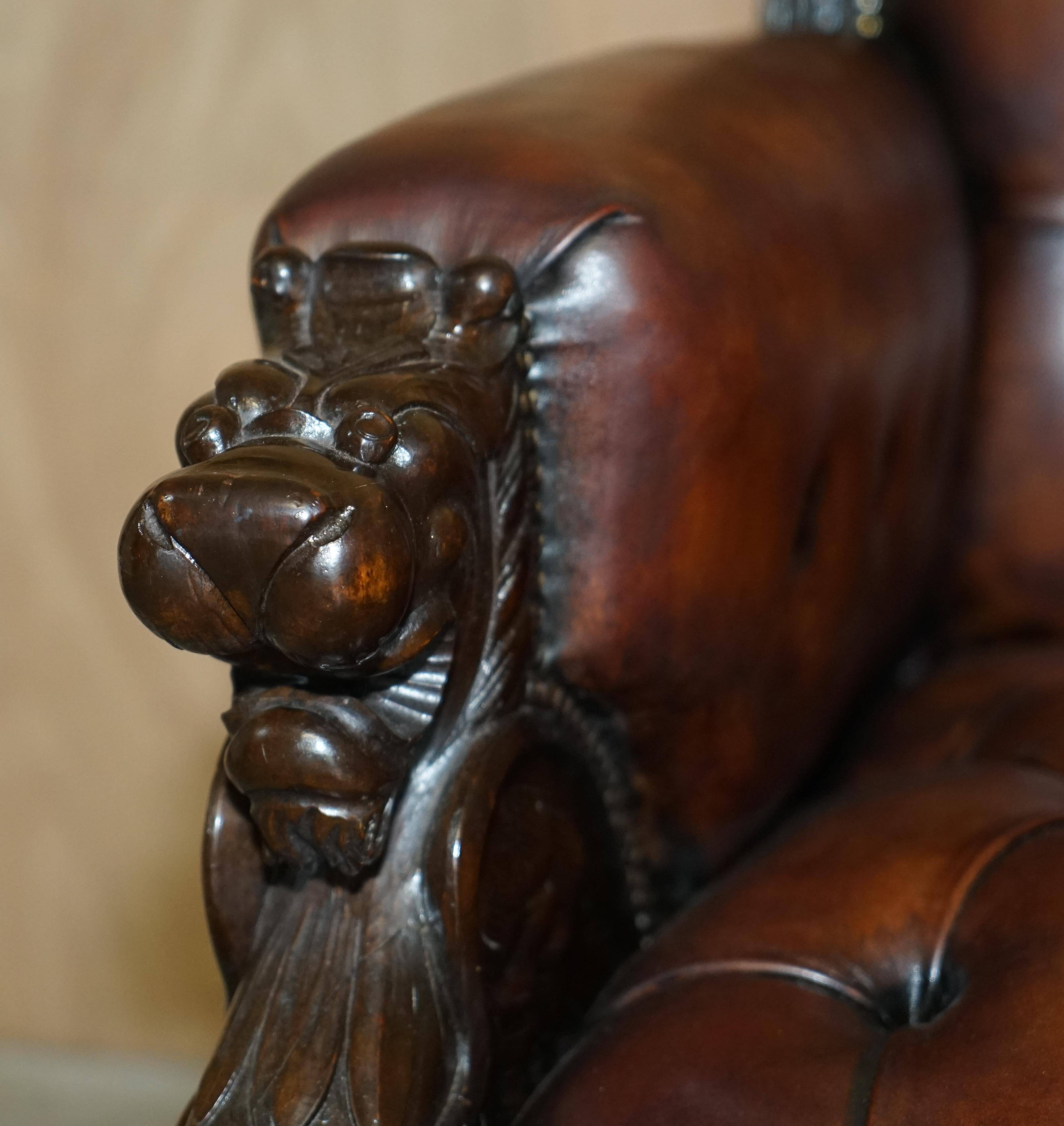 Ensemble Chesterfield cuir avec lion sculpté à la main restauré