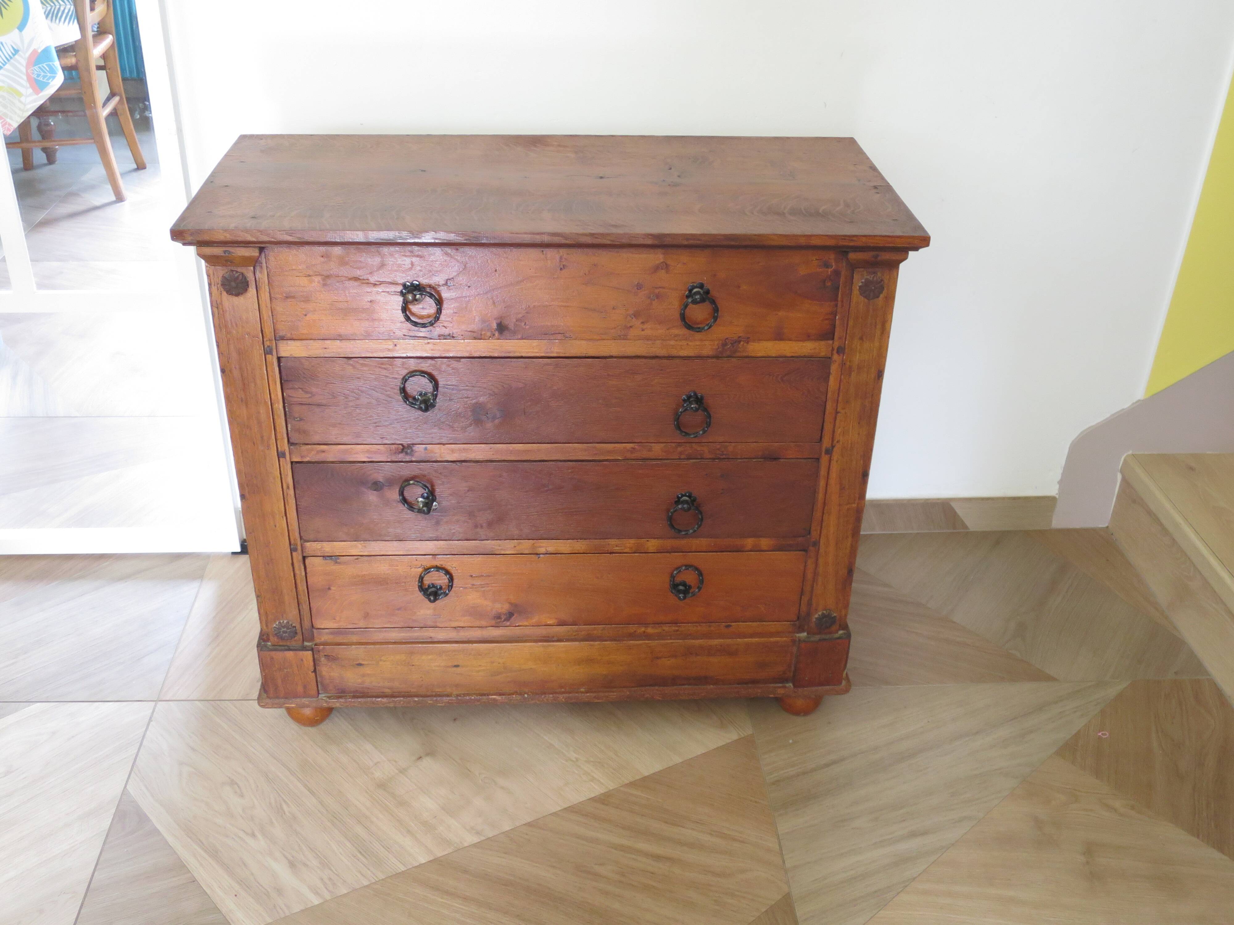 Commode 4 tiroirs en bois massif, début XXème s.
