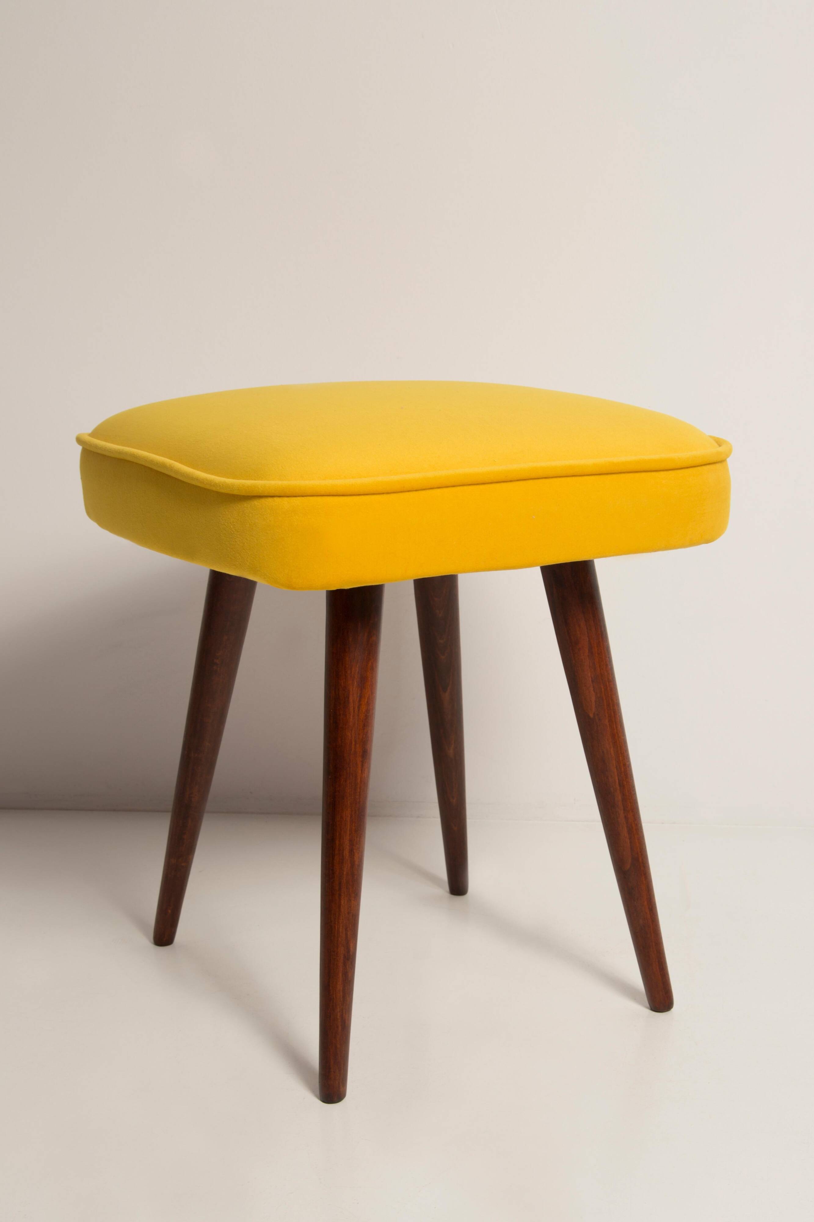 Ensemble de deux tabourets de chevet en velours jaune milieu du siècle, Europe, années 1960