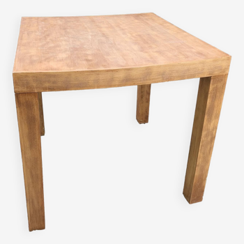 Table minimaliste carrée