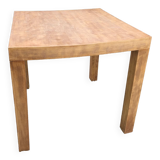 Table minimaliste carrée