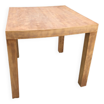 Table minimaliste carrée