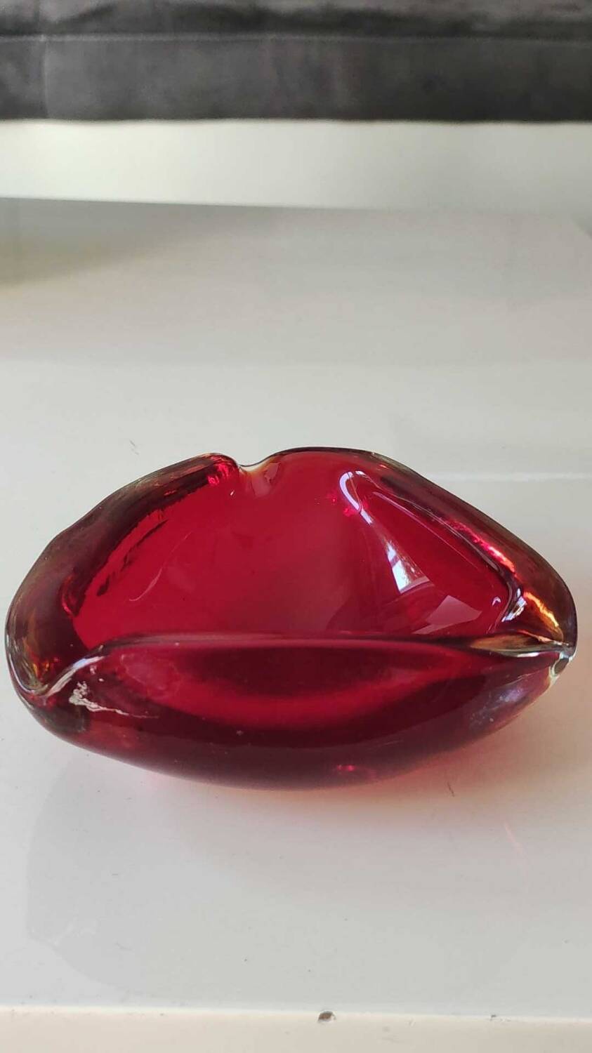 Cendrier/Vide poche en verre d Art soufflé Murano/Italie. Couleur rouge rubis/ambre