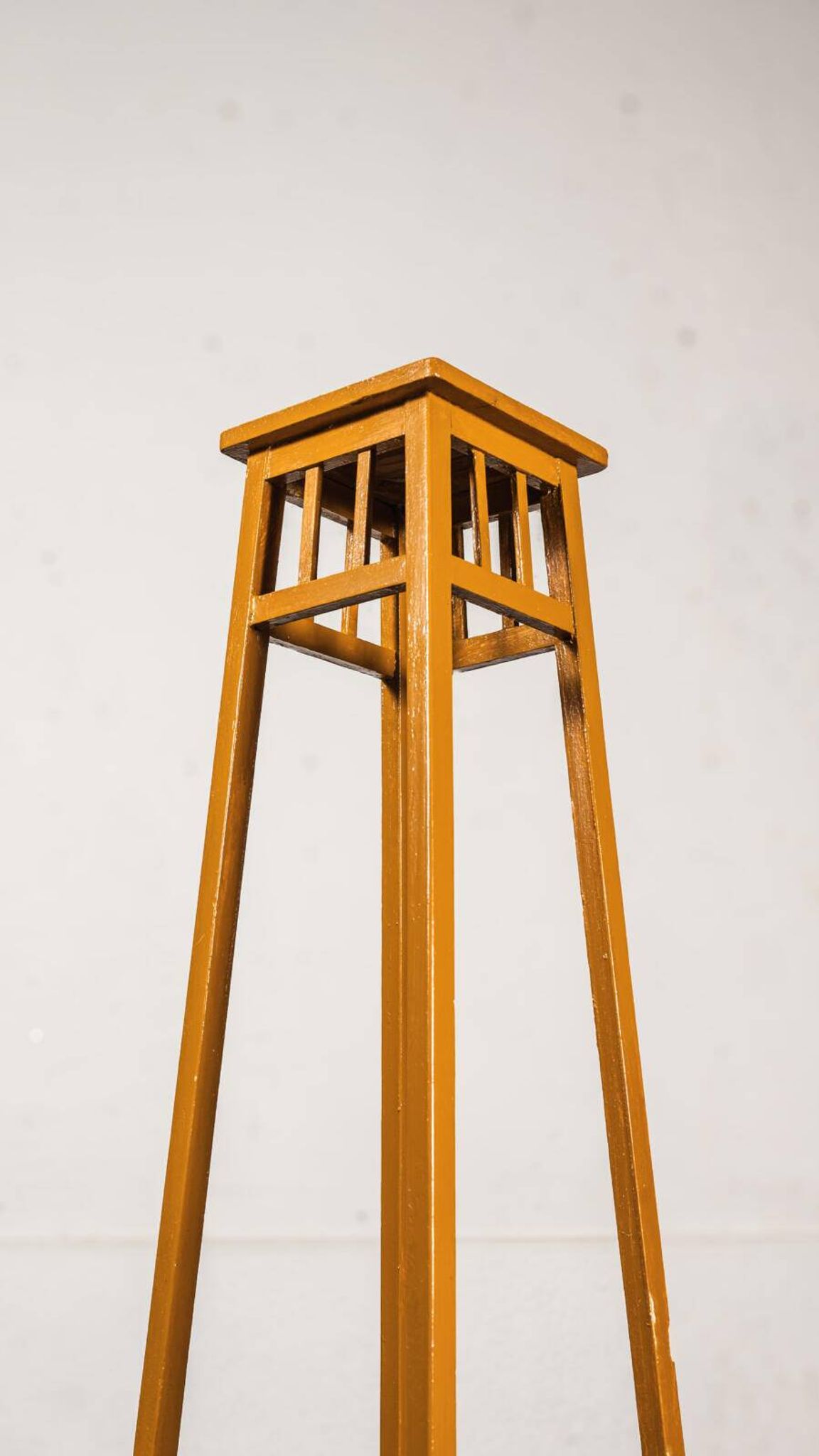 Porte plante en bois peint