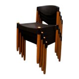 Quatre chaises en plastique