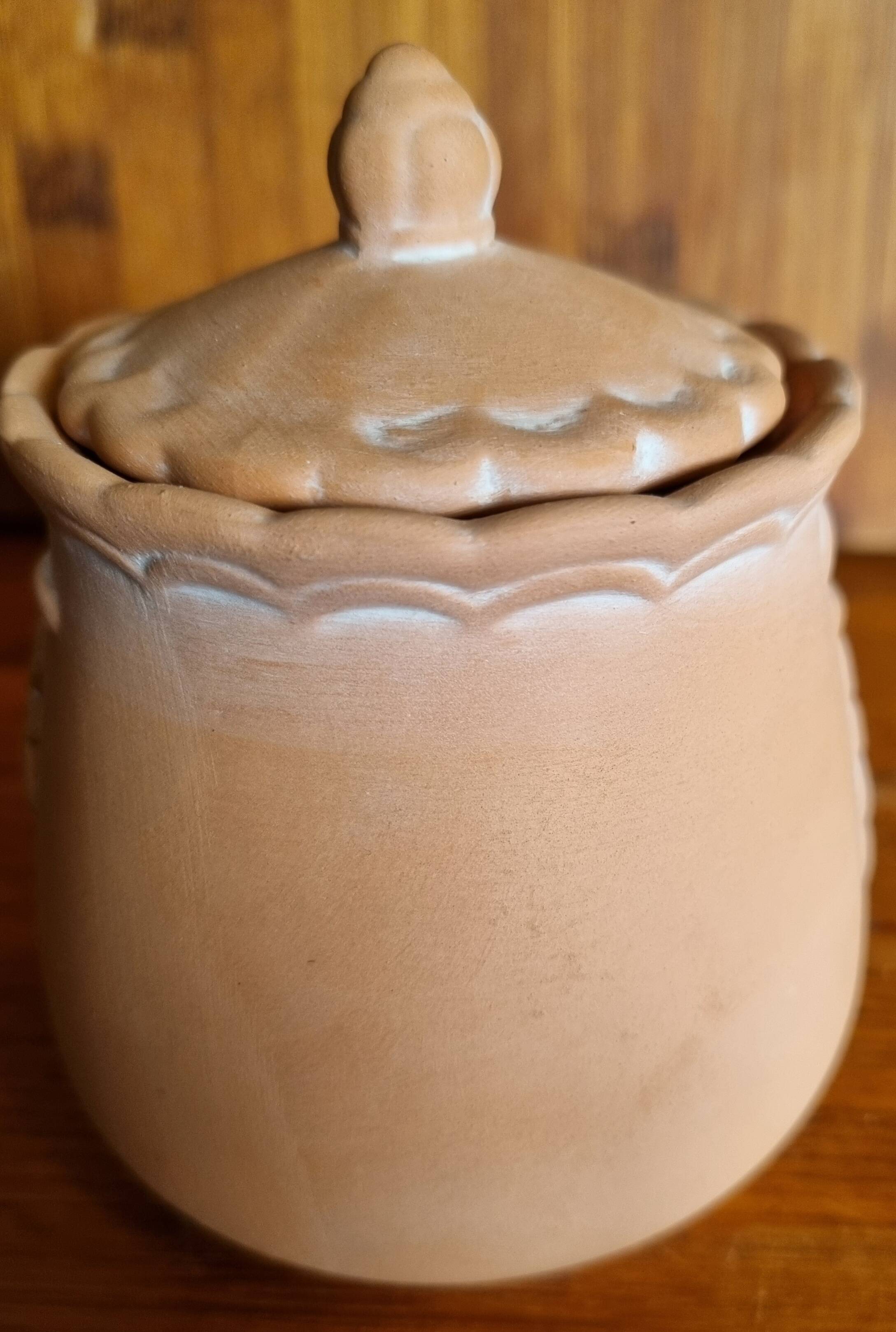 Small terracotta pot with Fruit motif