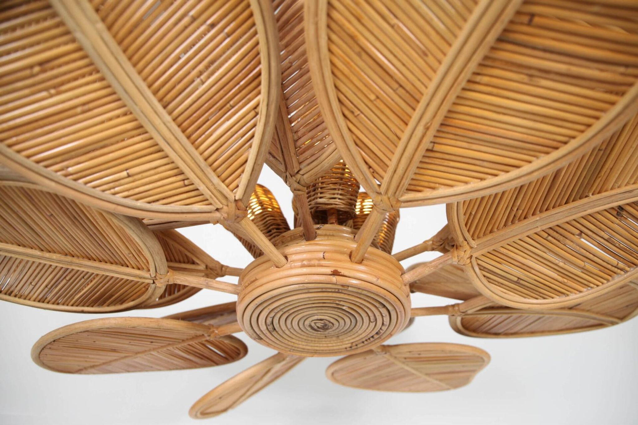 Lustre « fleur » en rotin 