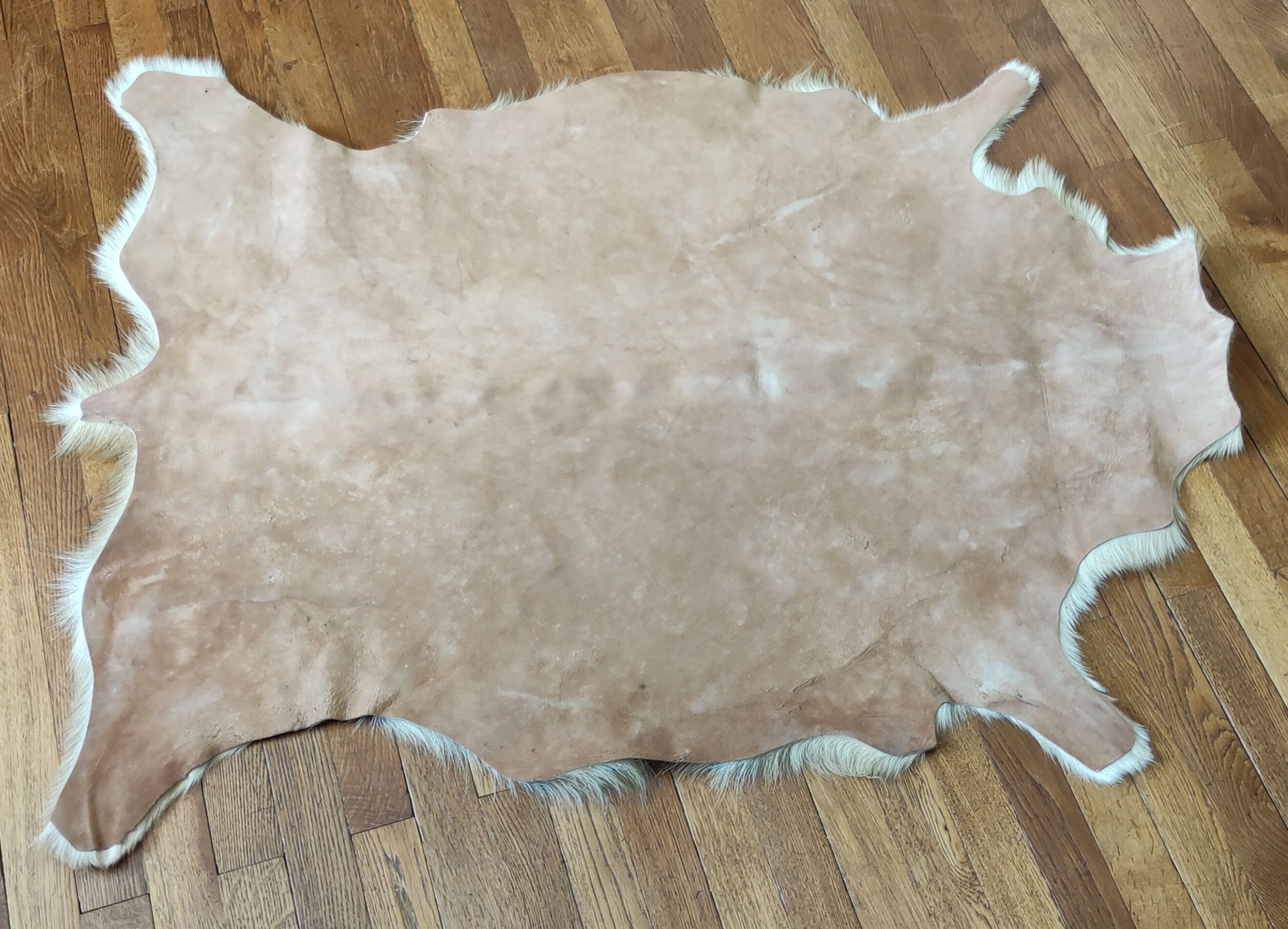 Tapis vintage peau de chèvre 86 cm X 113 cm