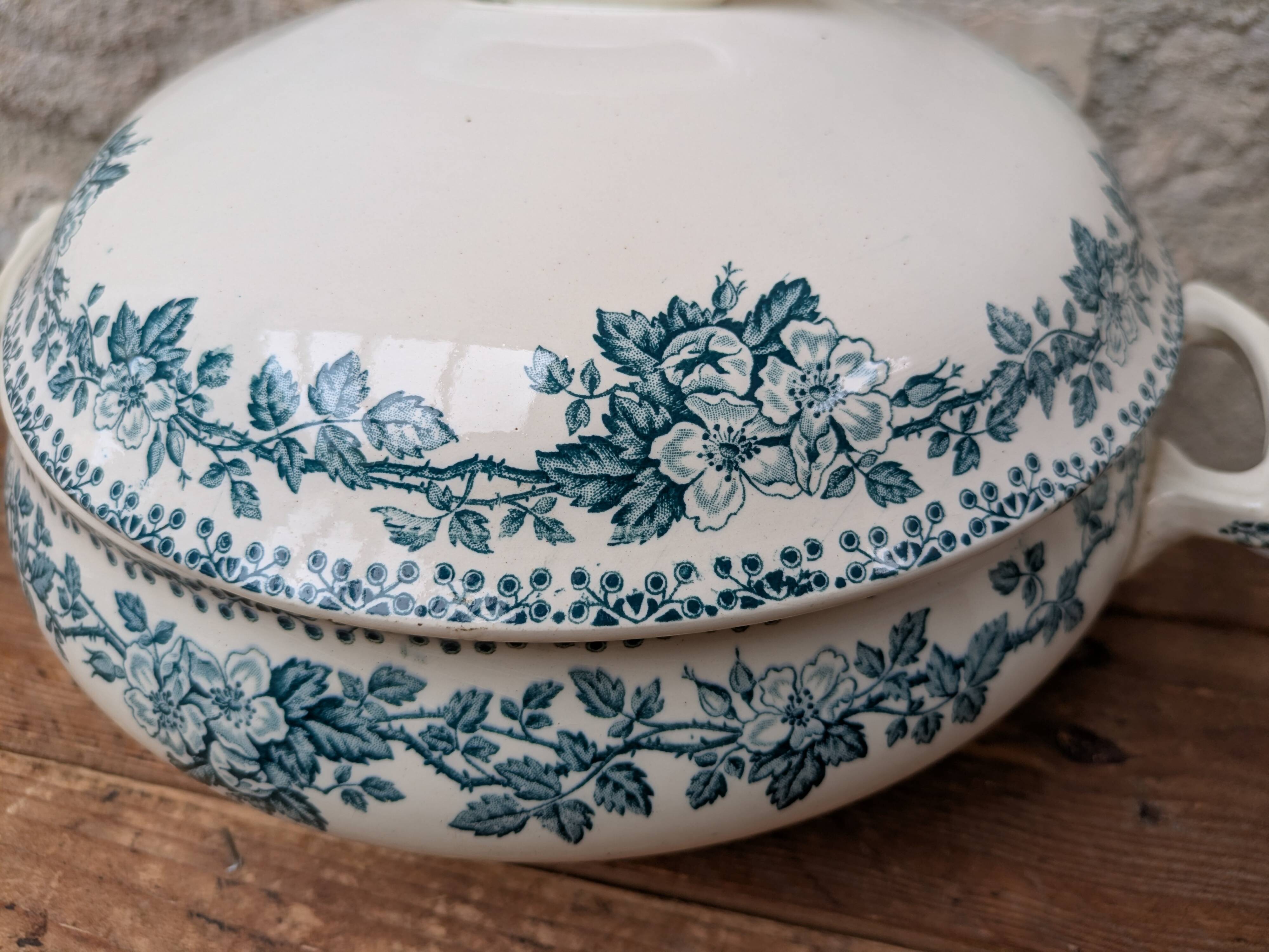 Saint Amand soup tureen model Guadeloupe with a floral decoration in Terre de Fer.