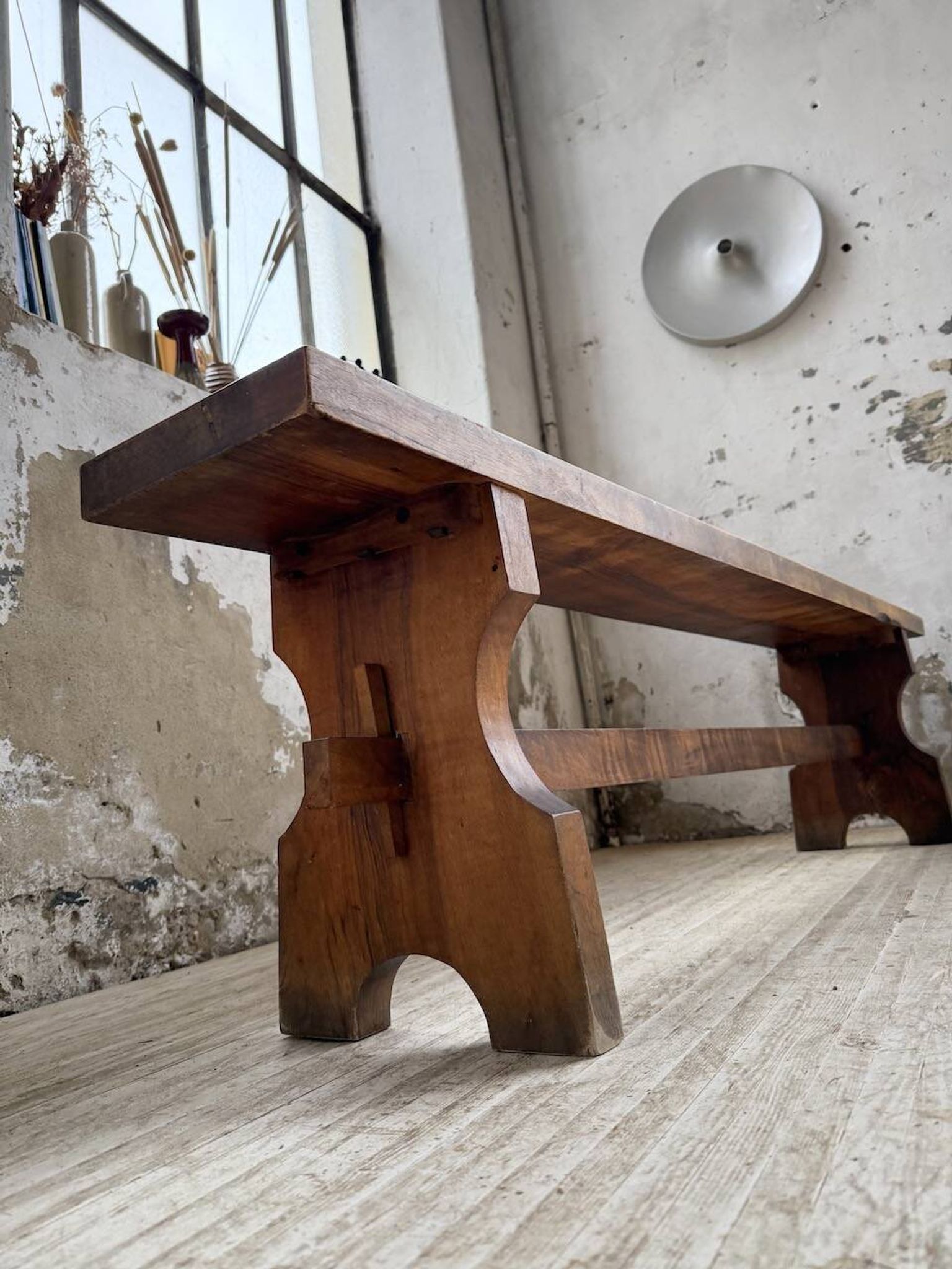 Paire de bancs noyer 1900