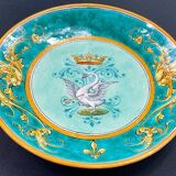 Assiette en faïence de Blois signée Ulysse Balon à décor de cygne et couronne